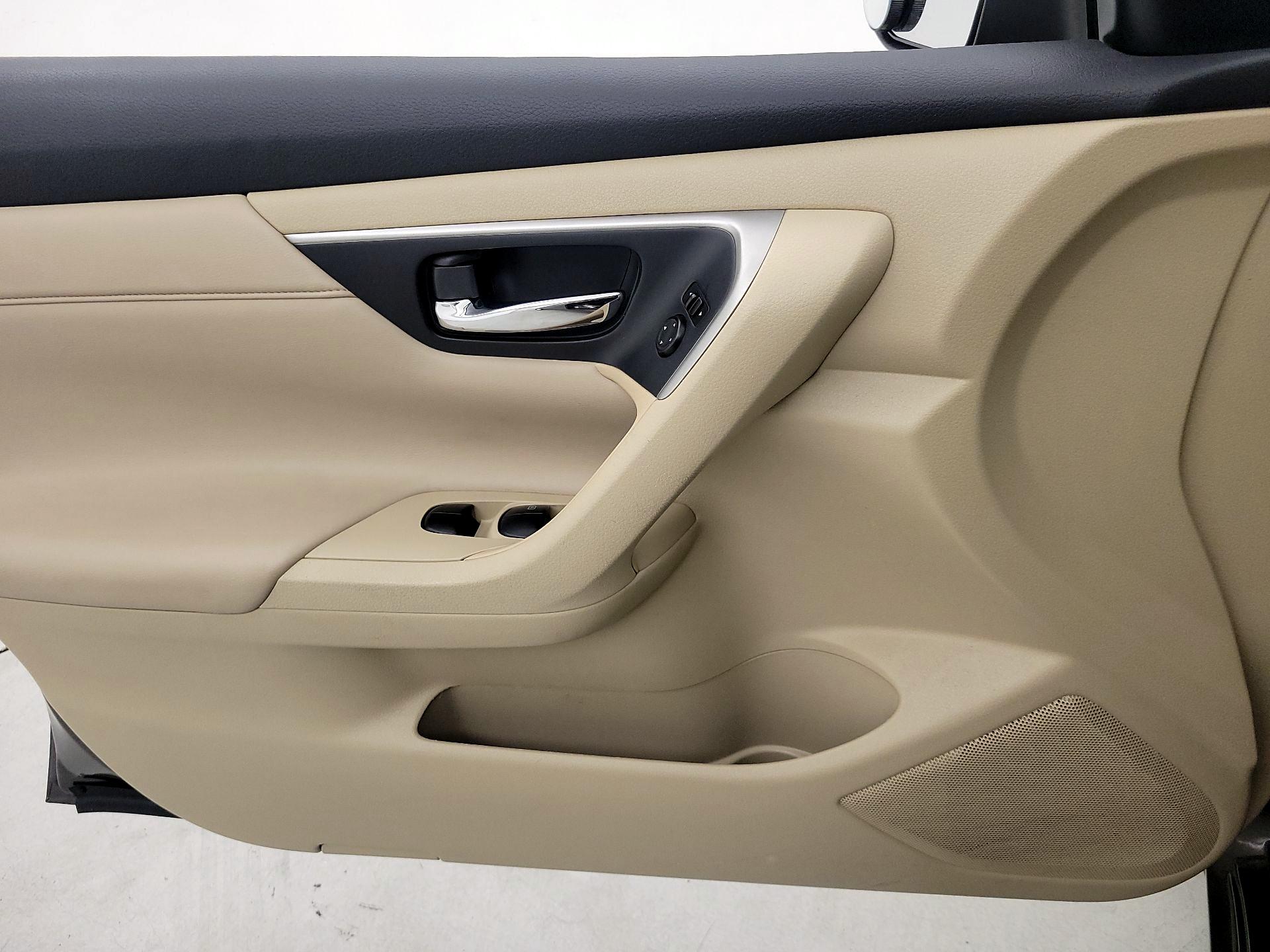 Thumbnail: 2015 Nissan Altima - 12