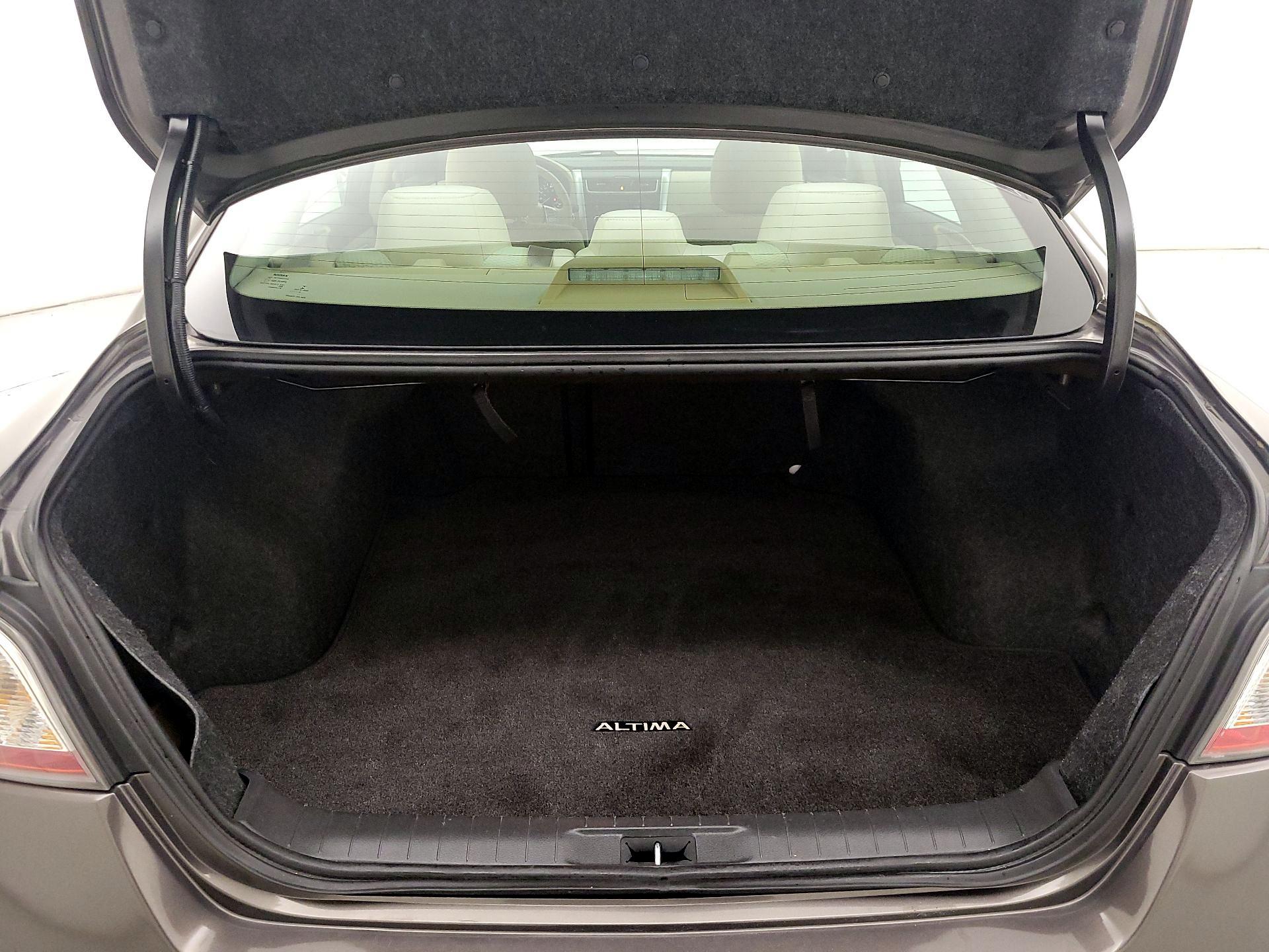 Thumbnail: 2015 Nissan Altima - 18