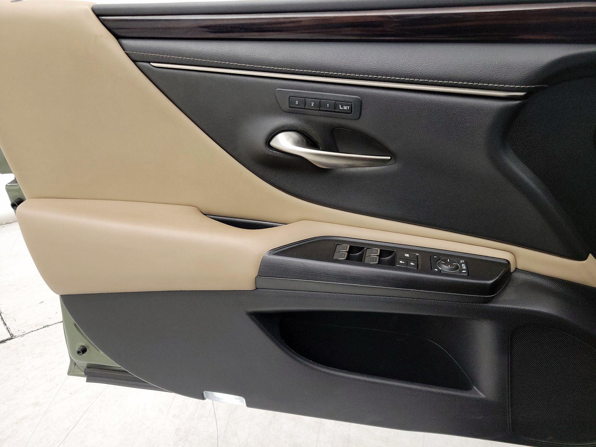 Thumbnail: 2021 Lexus ES - 12