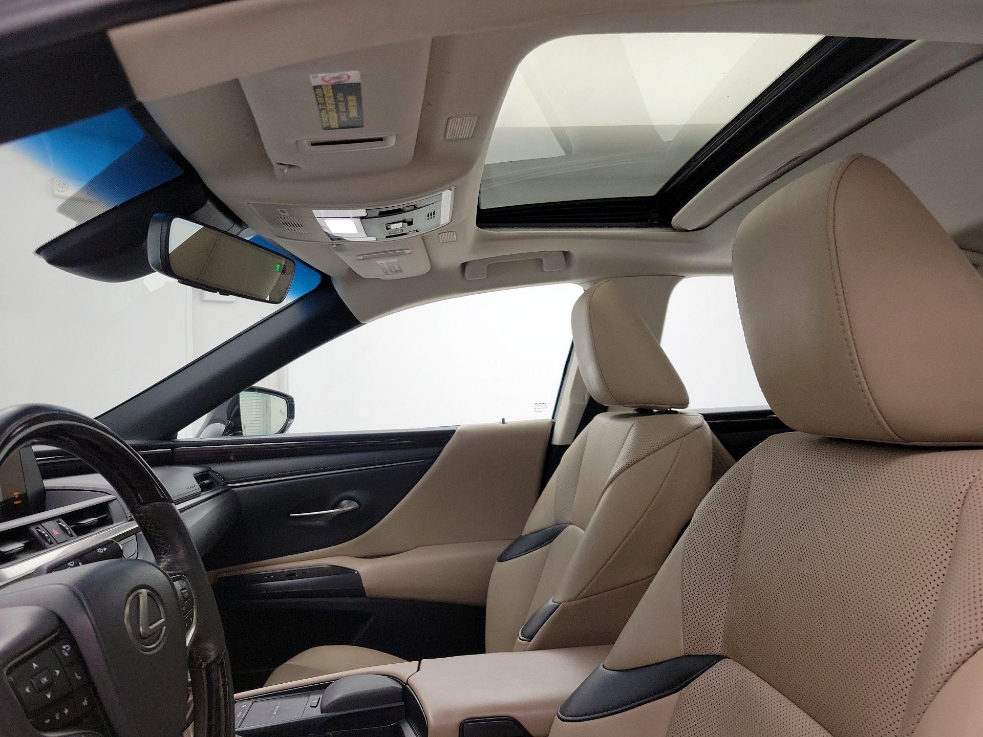 Thumbnail: 2021 Lexus ES - 17