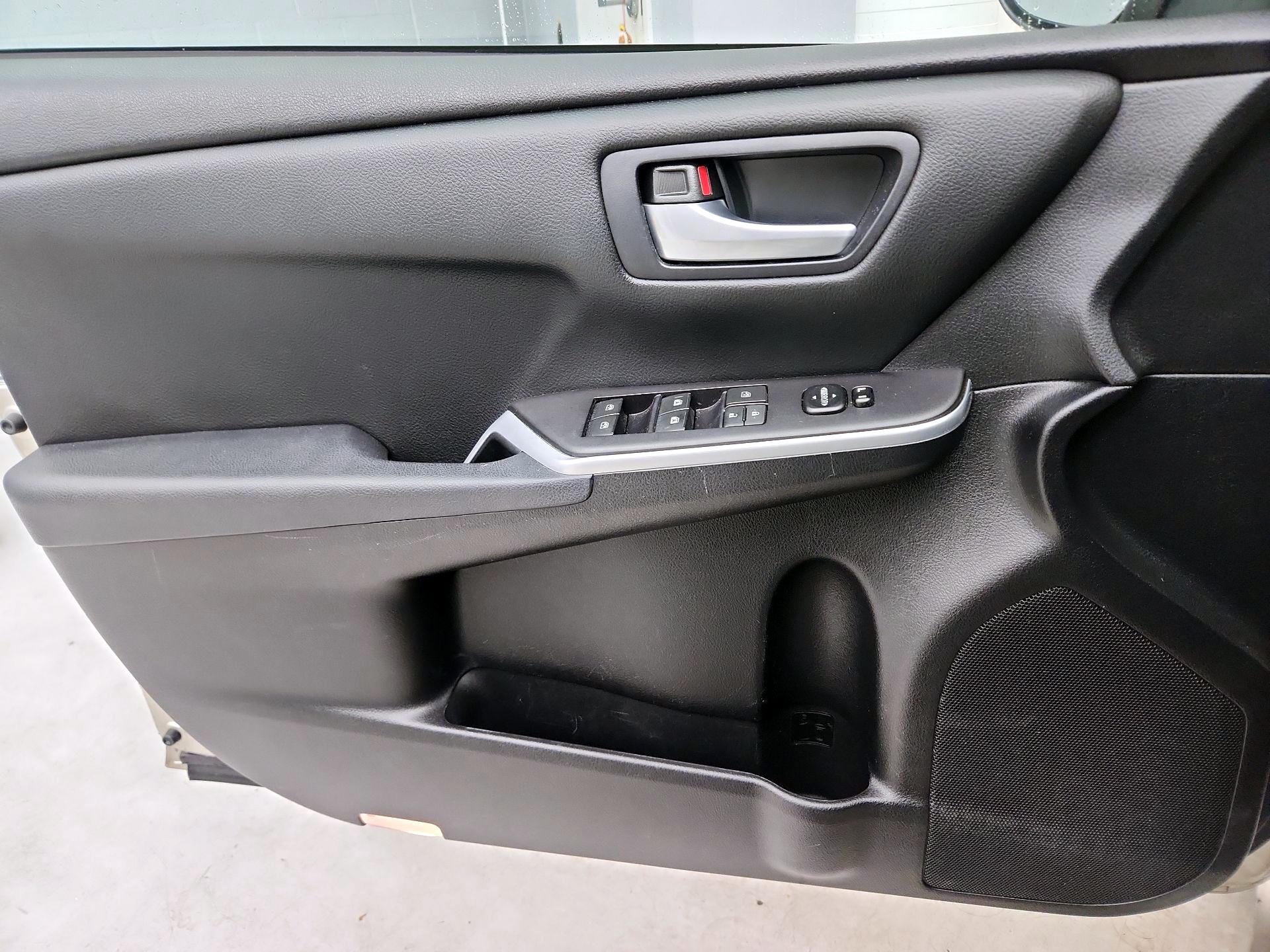 Thumbnail: 2015 Toyota Camry - 12