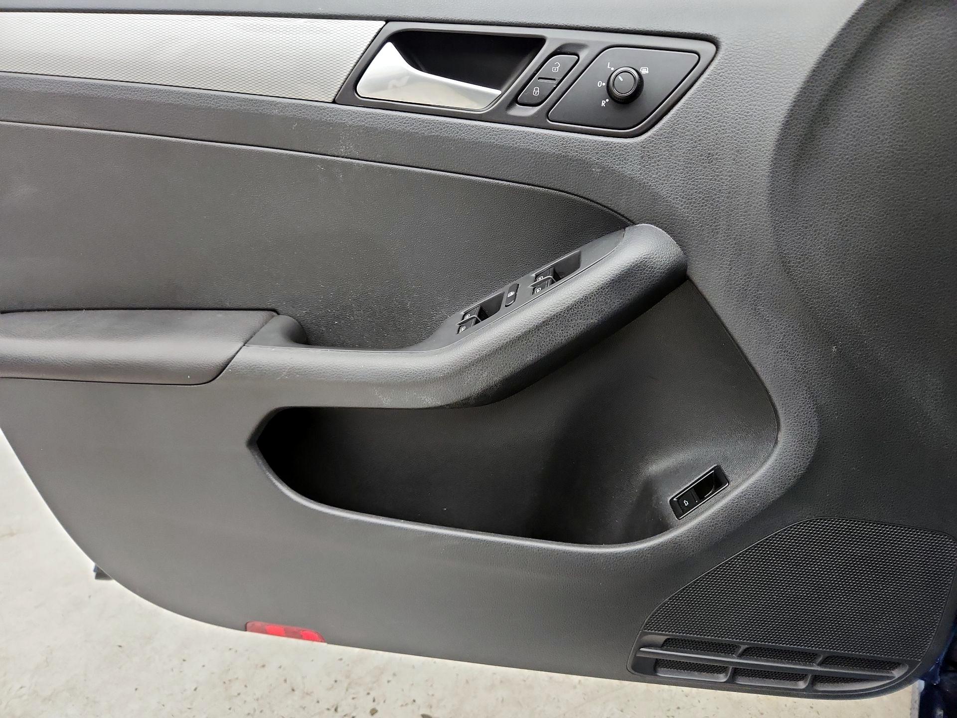 Thumbnail: 2017 Volkswagen Jetta - 12