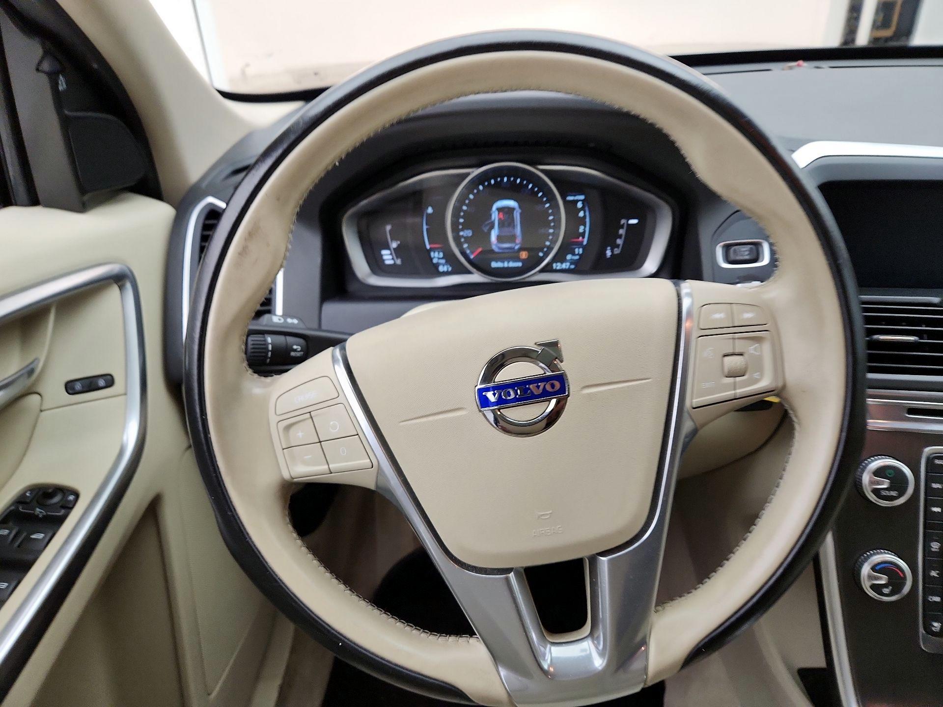 Thumbnail: 2016 Volvo XC60 - 10