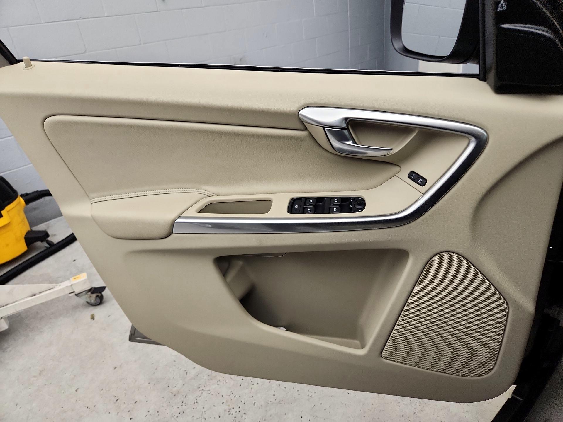 Thumbnail: 2016 Volvo XC60 - 12