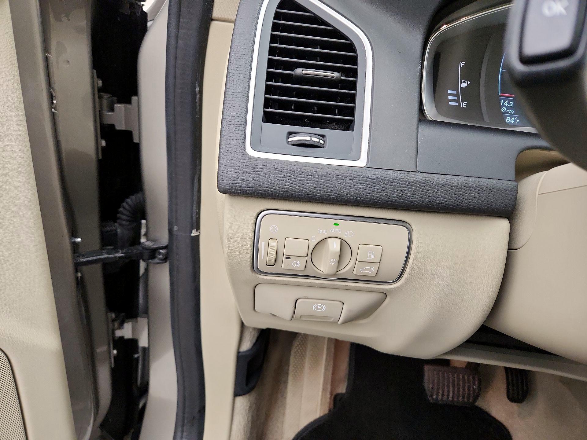 Thumbnail: 2016 Volvo XC60 - 13