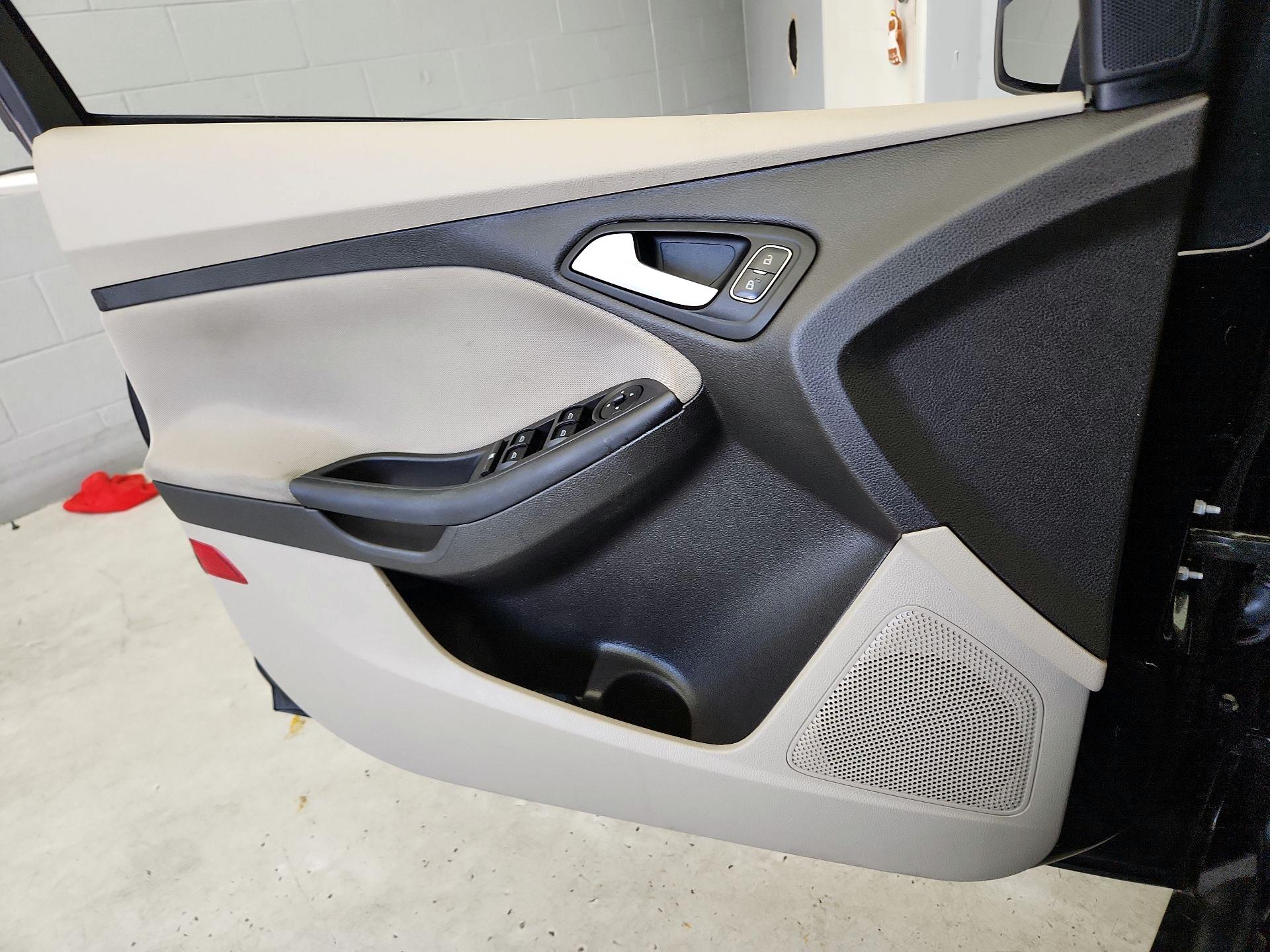 Thumbnail: 2016 Ford Focus - 12