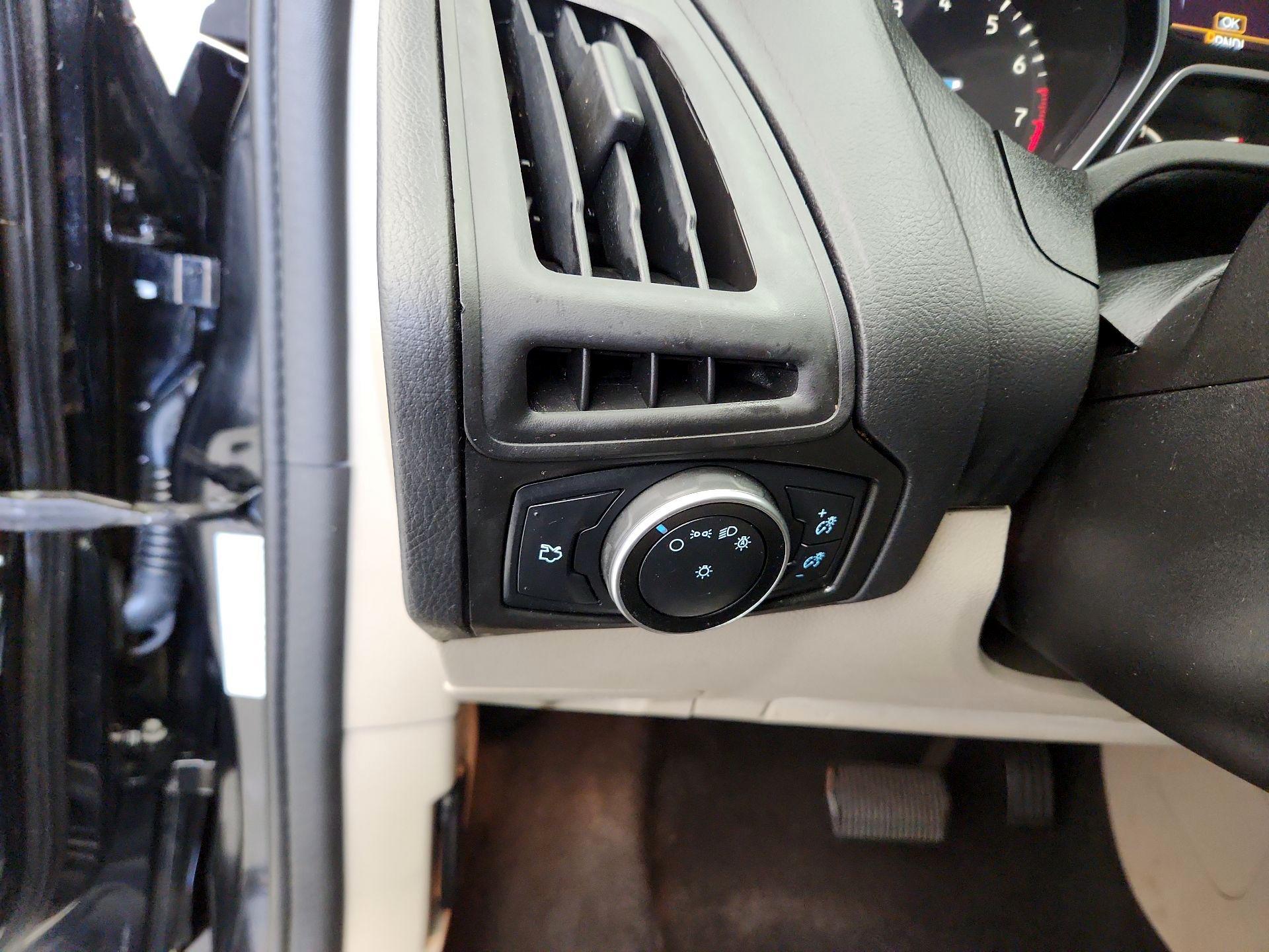 Thumbnail: 2016 Ford Focus - 13