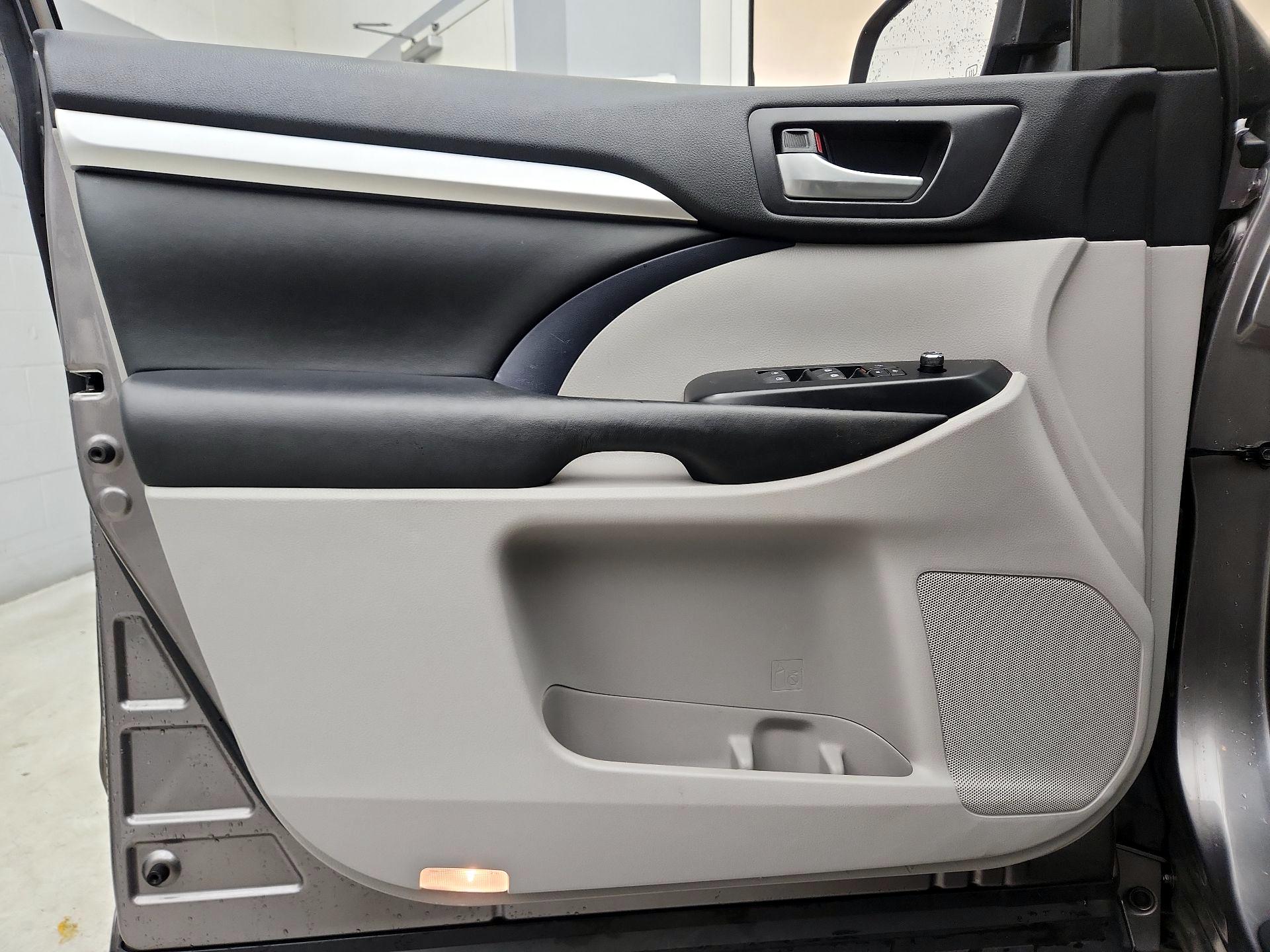 Thumbnail: 2017 Toyota Highlander - 12