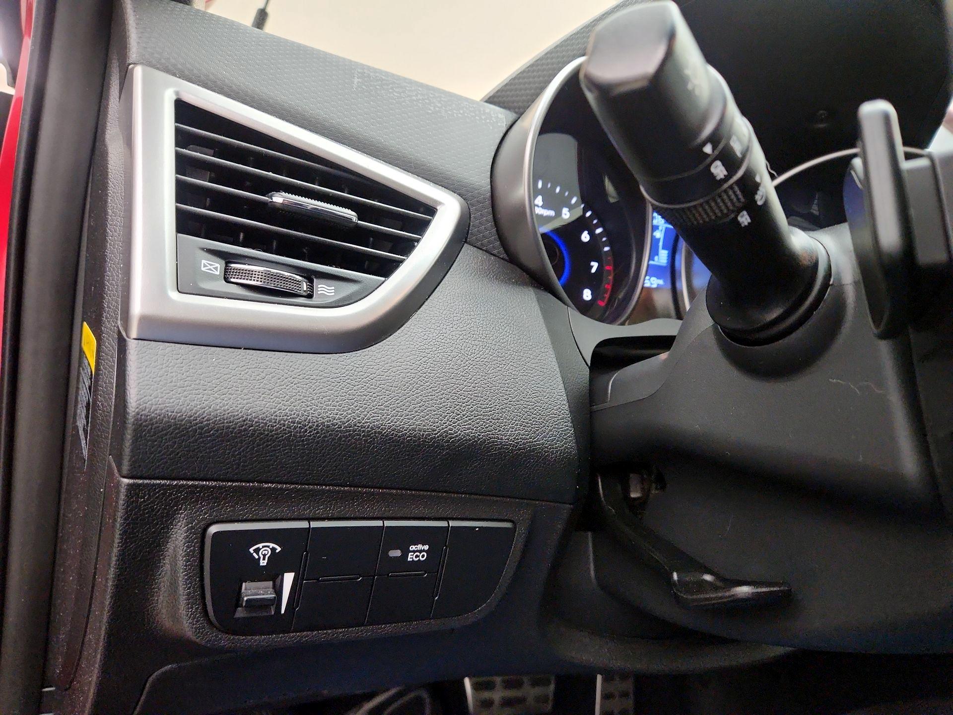 Thumbnail: 2016 Hyundai Veloster - 13