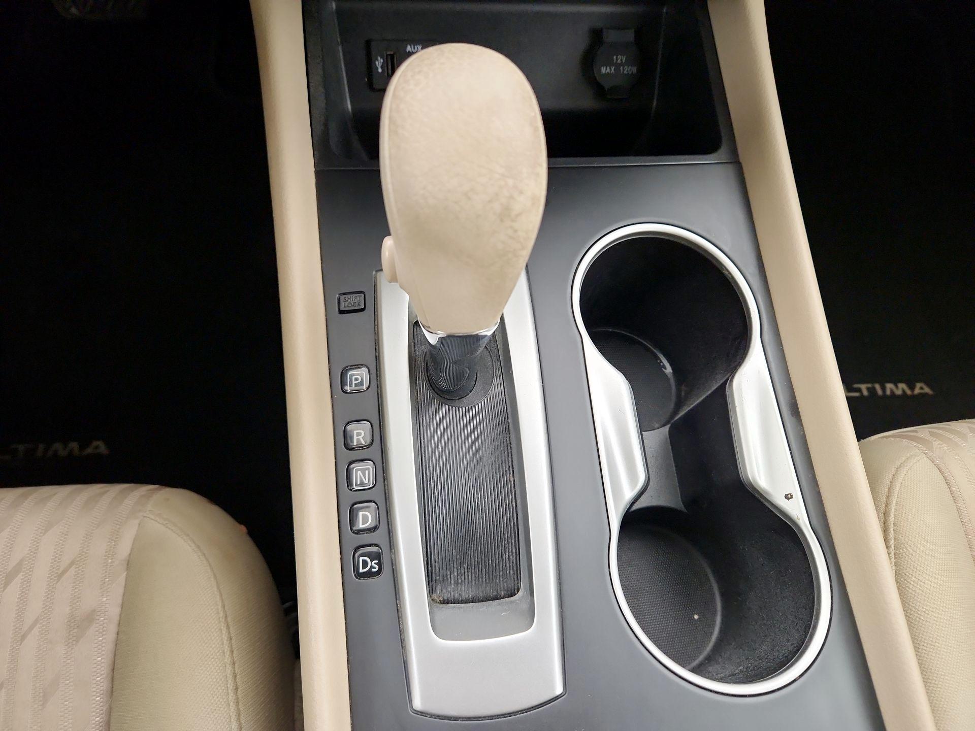 Thumbnail: 2016 Nissan Altima - 17