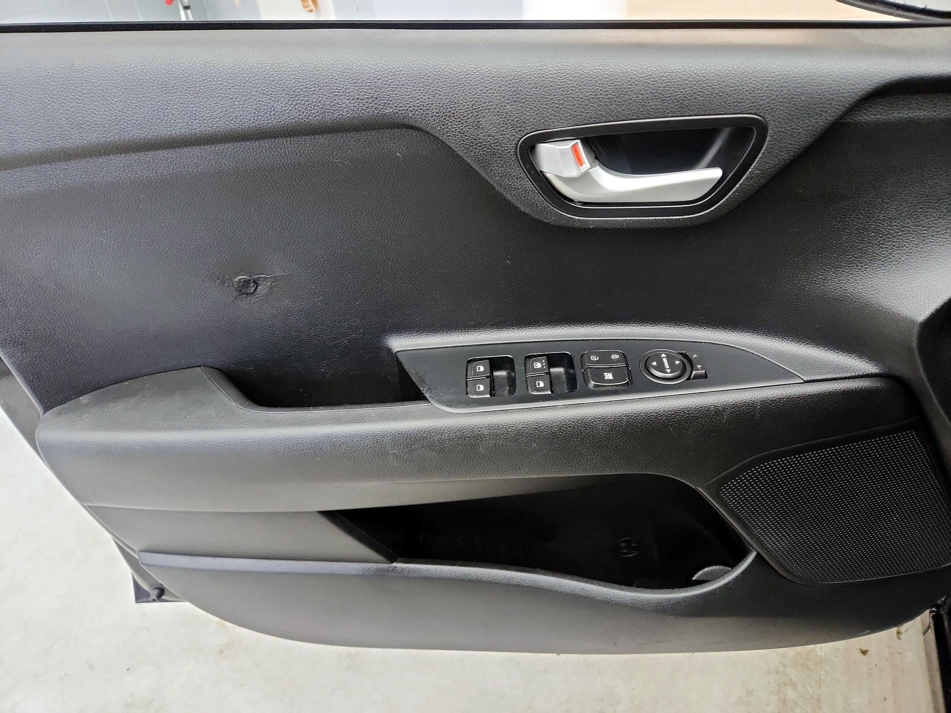 Thumbnail: 2019 Kia Rio - 12