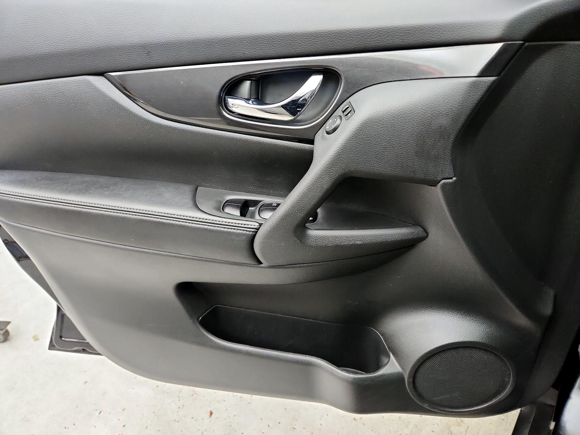 Thumbnail: 2017 Nissan Rogue - 12