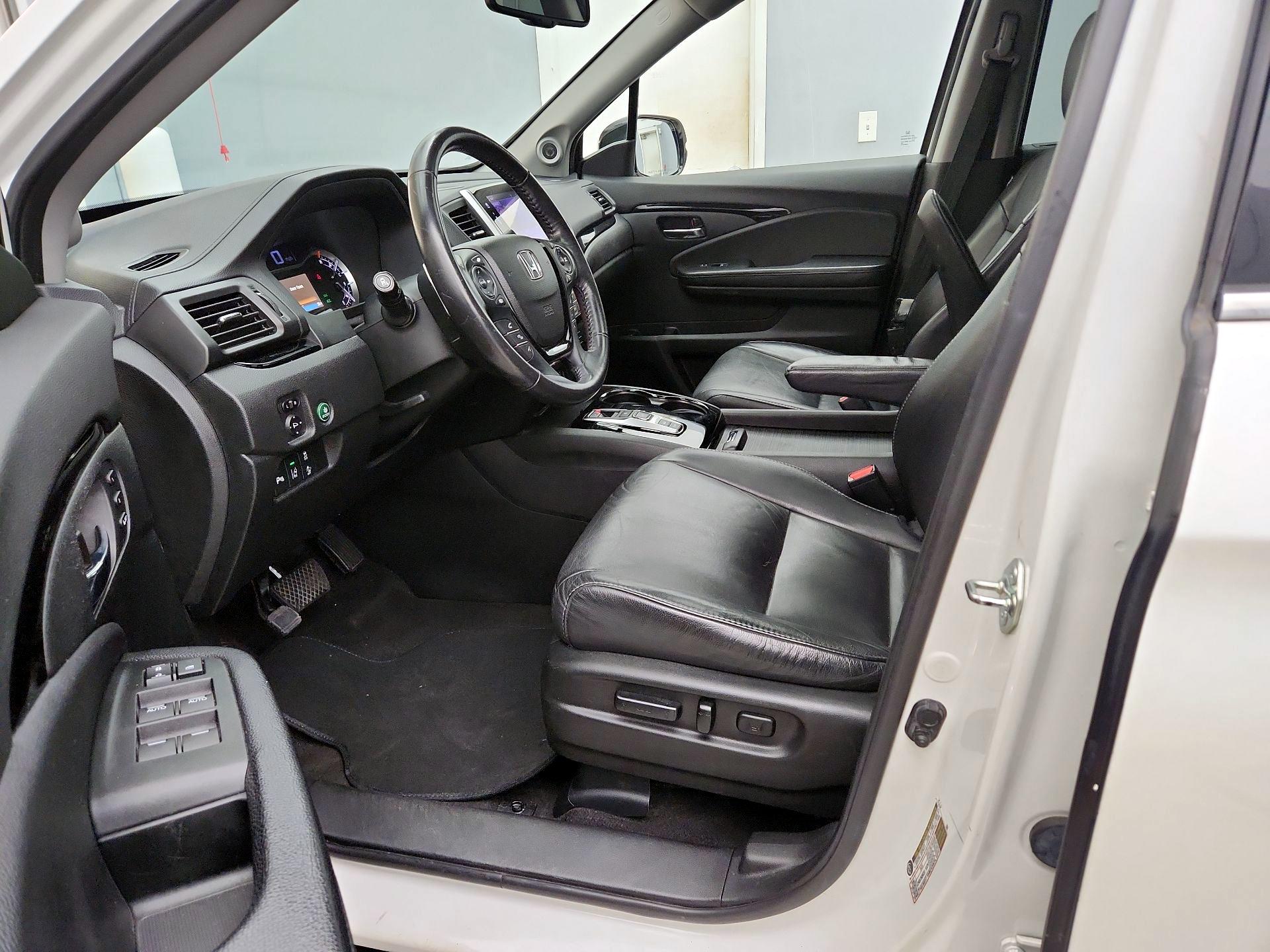 Thumbnail: 2017 Honda Pilot - 11