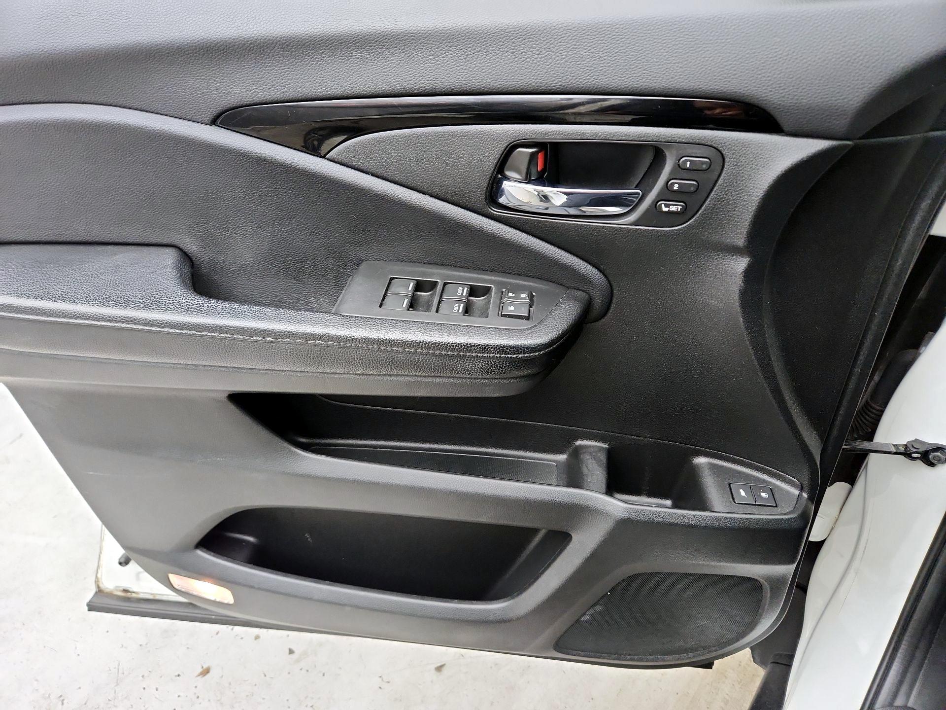 Thumbnail: 2017 Honda Pilot - 12