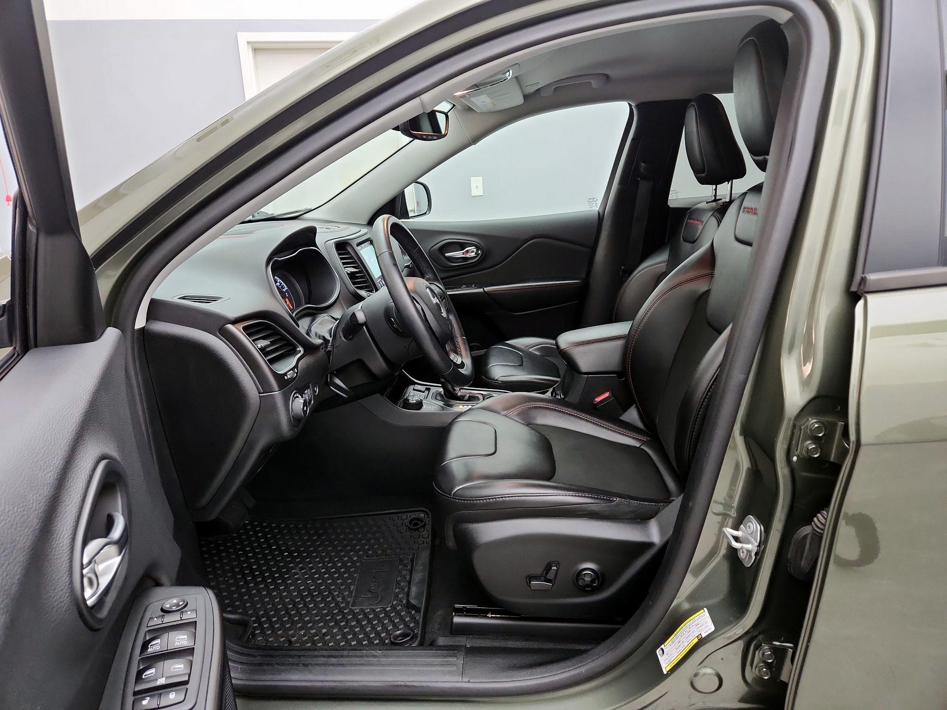 Thumbnail: 2019 Jeep Cherokee - 11