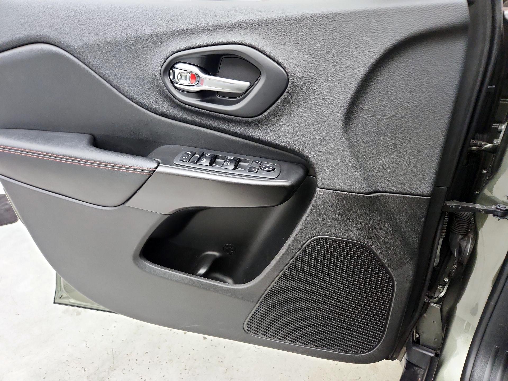 Thumbnail: 2019 Jeep Cherokee - 12