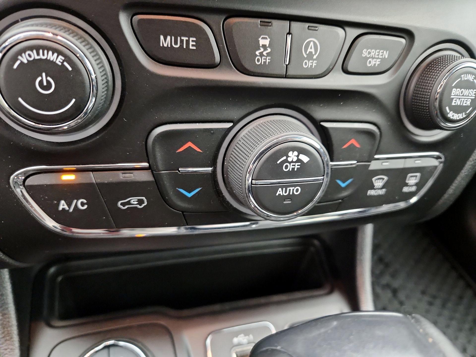 Thumbnail: 2019 Jeep Cherokee - 17