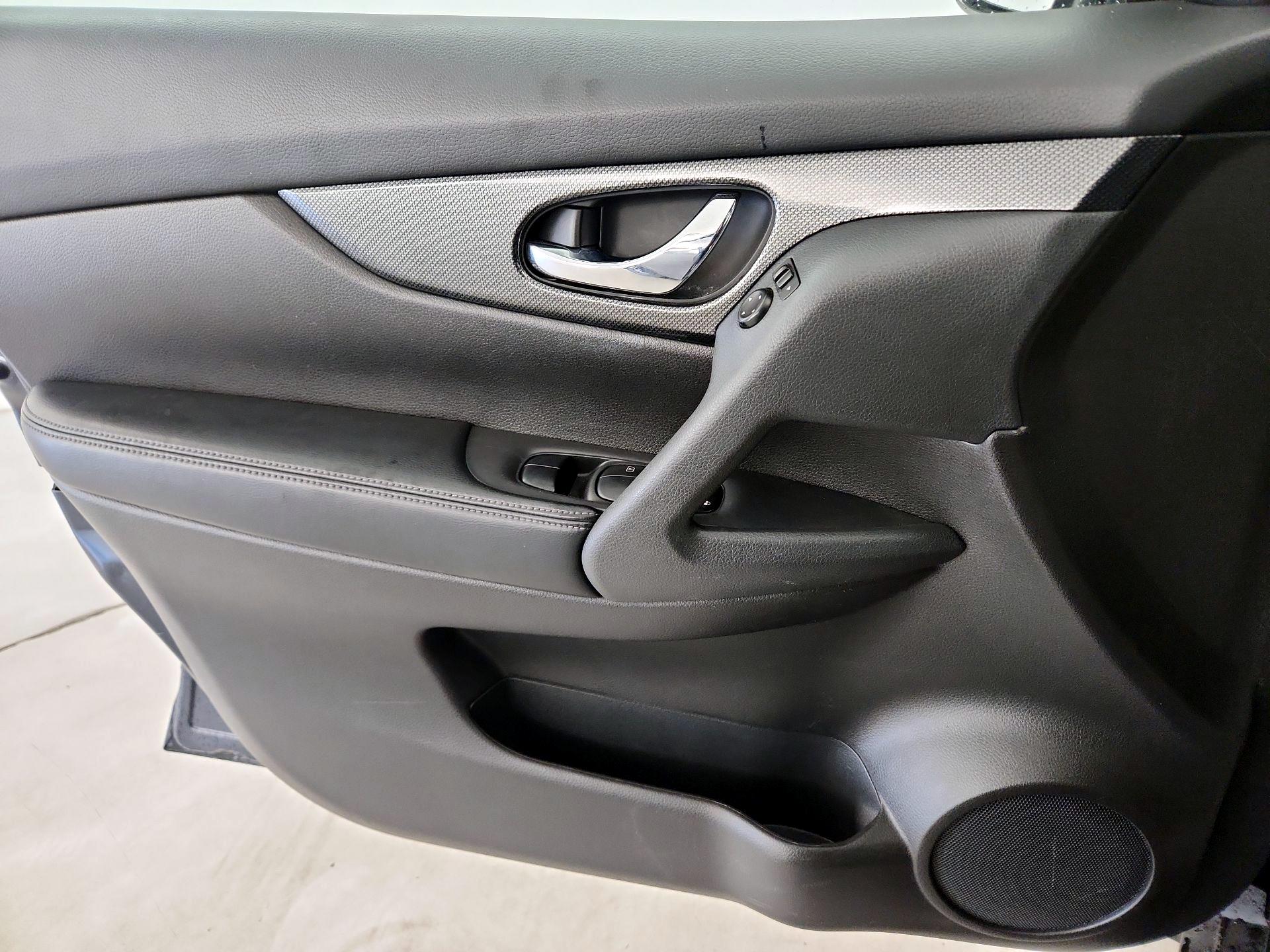 Thumbnail: 2016 Nissan Rogue - 12