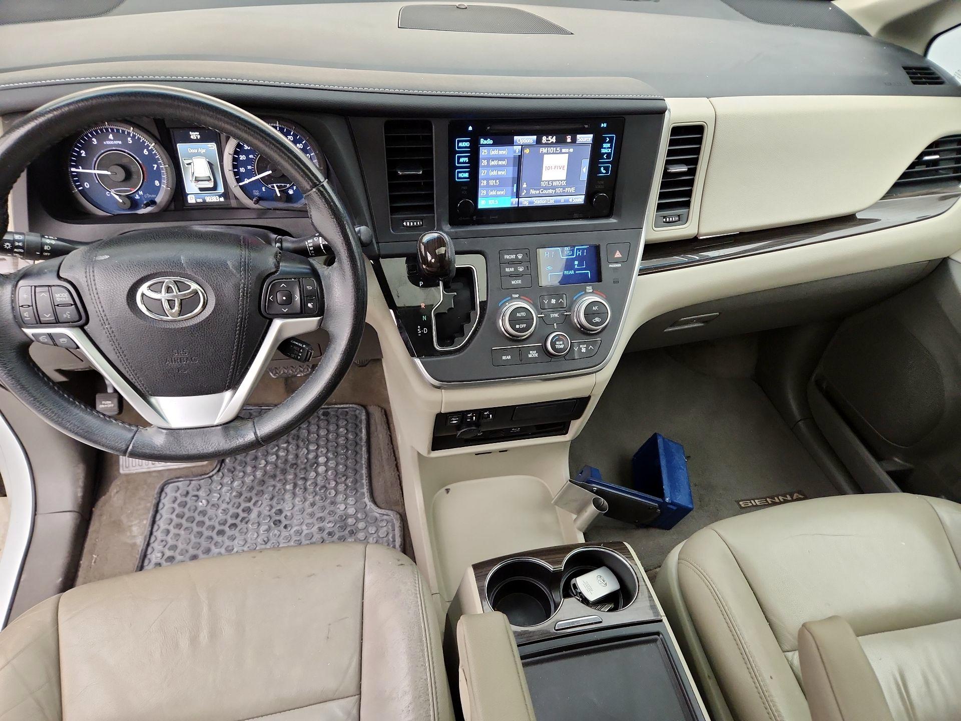 Thumbnail: 2016 Toyota Sienna - 9