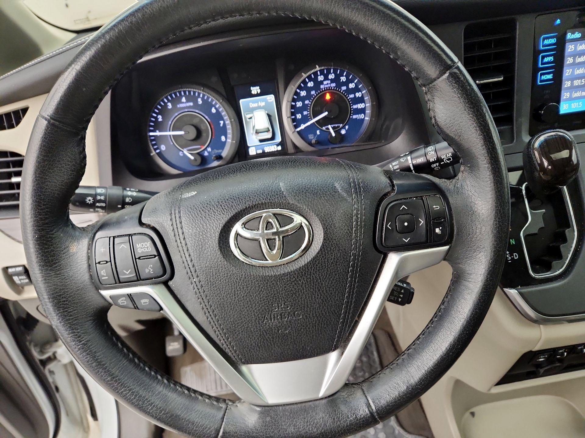 Thumbnail: 2016 Toyota Sienna - 10