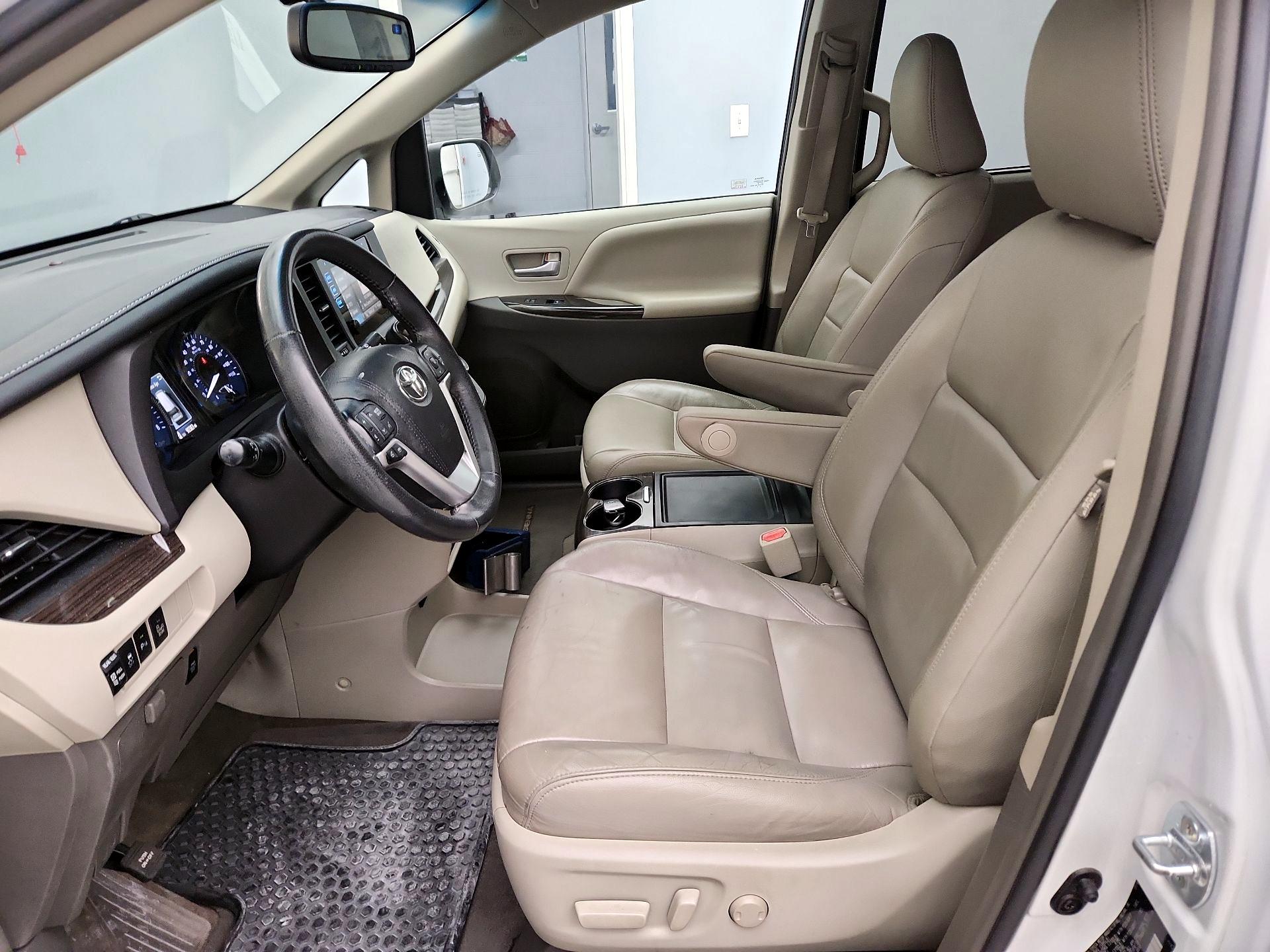 Thumbnail: 2016 Toyota Sienna - 11