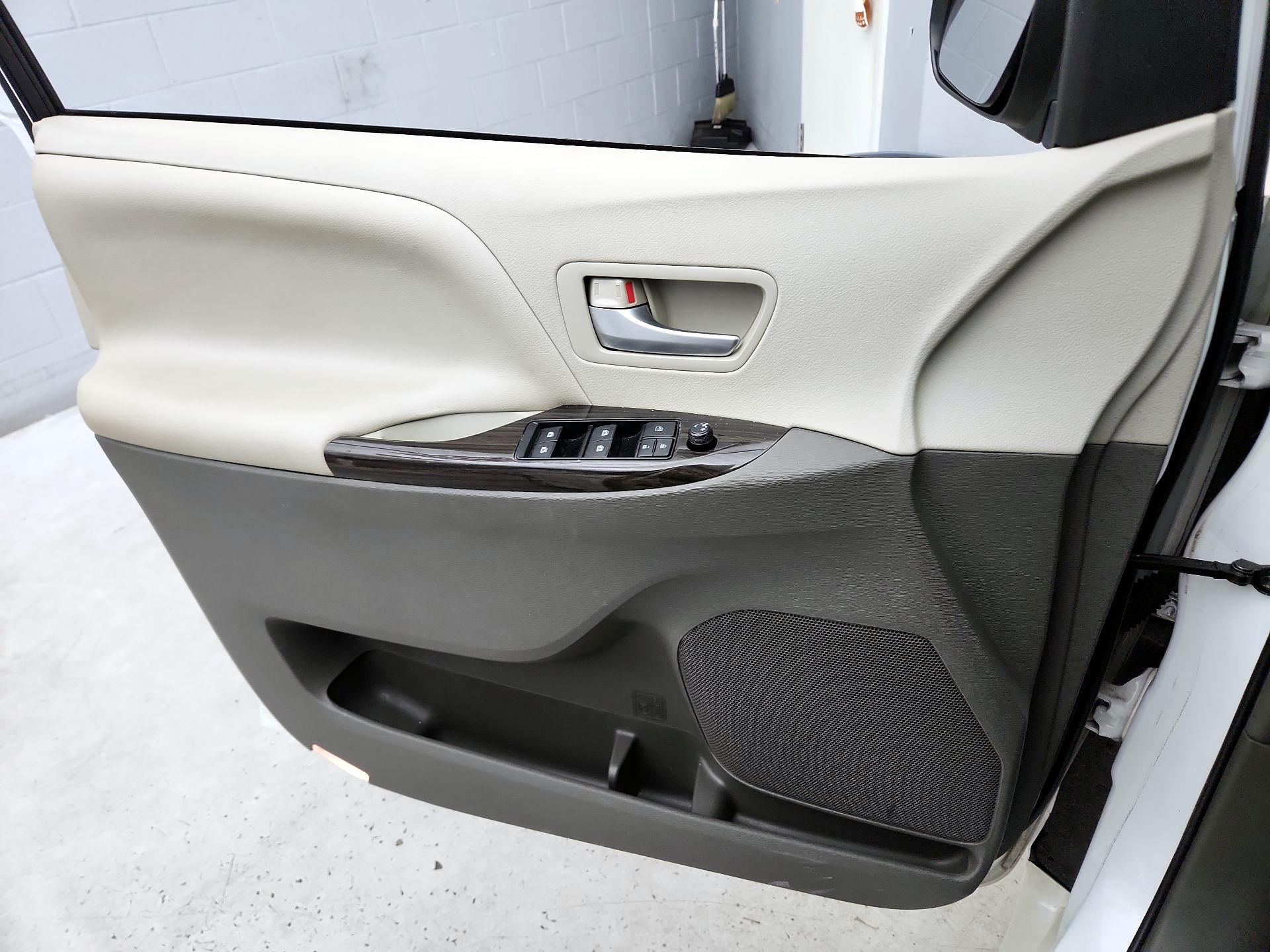 Thumbnail: 2016 Toyota Sienna - 12