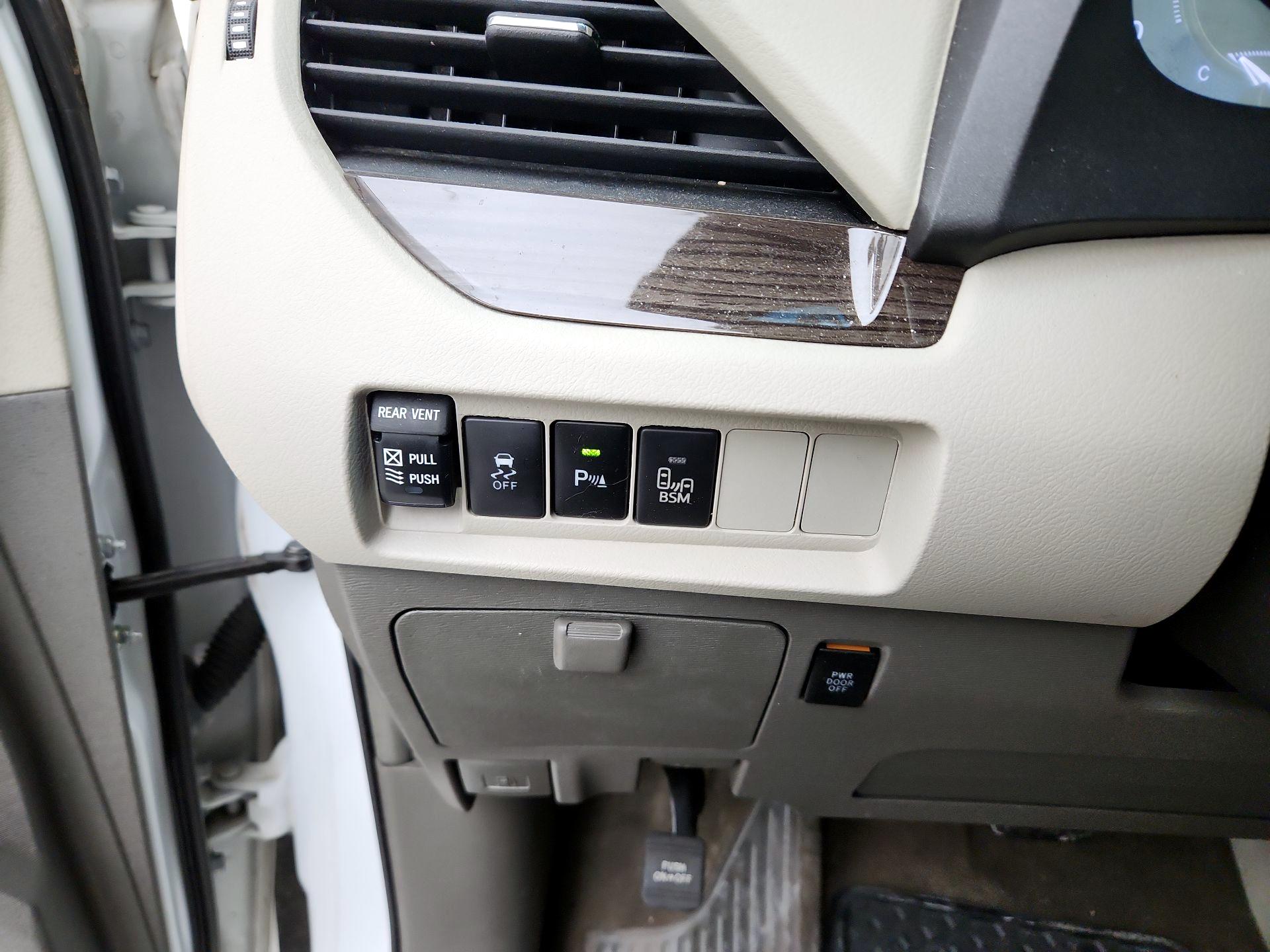 Thumbnail: 2016 Toyota Sienna - 13