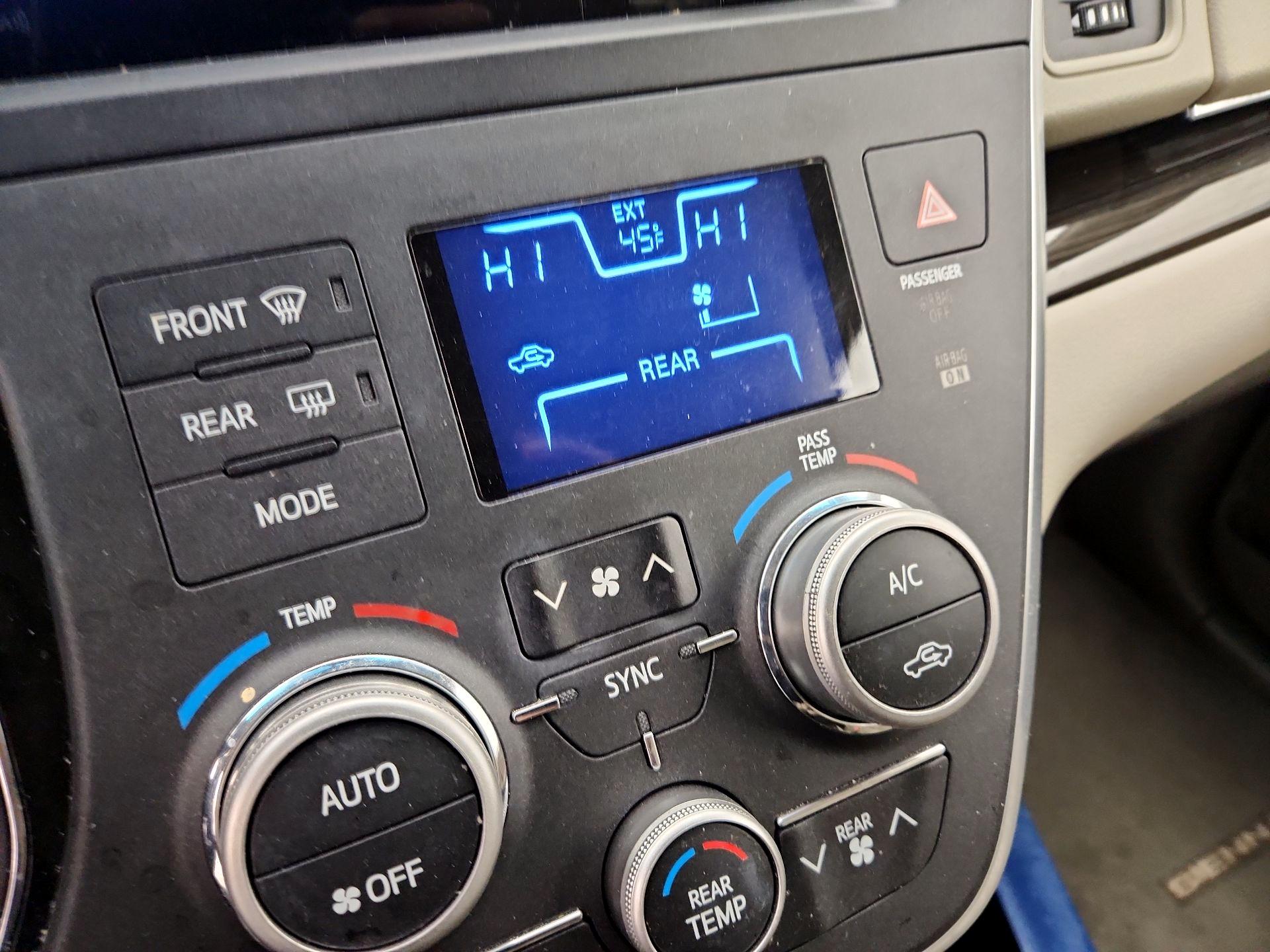 Thumbnail: 2016 Toyota Sienna - 16