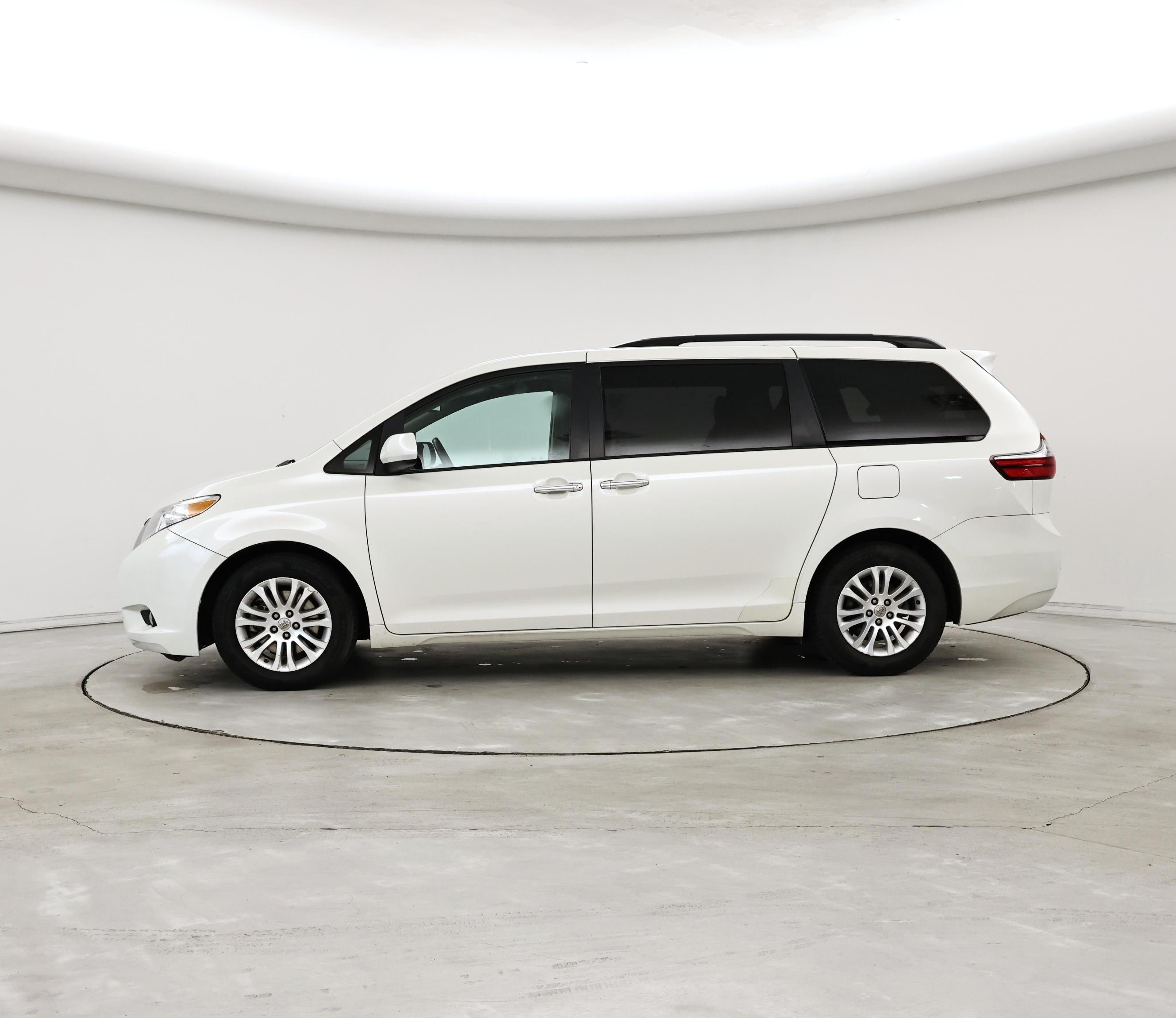 Thumbnail: 2016 Toyota Sienna - 3