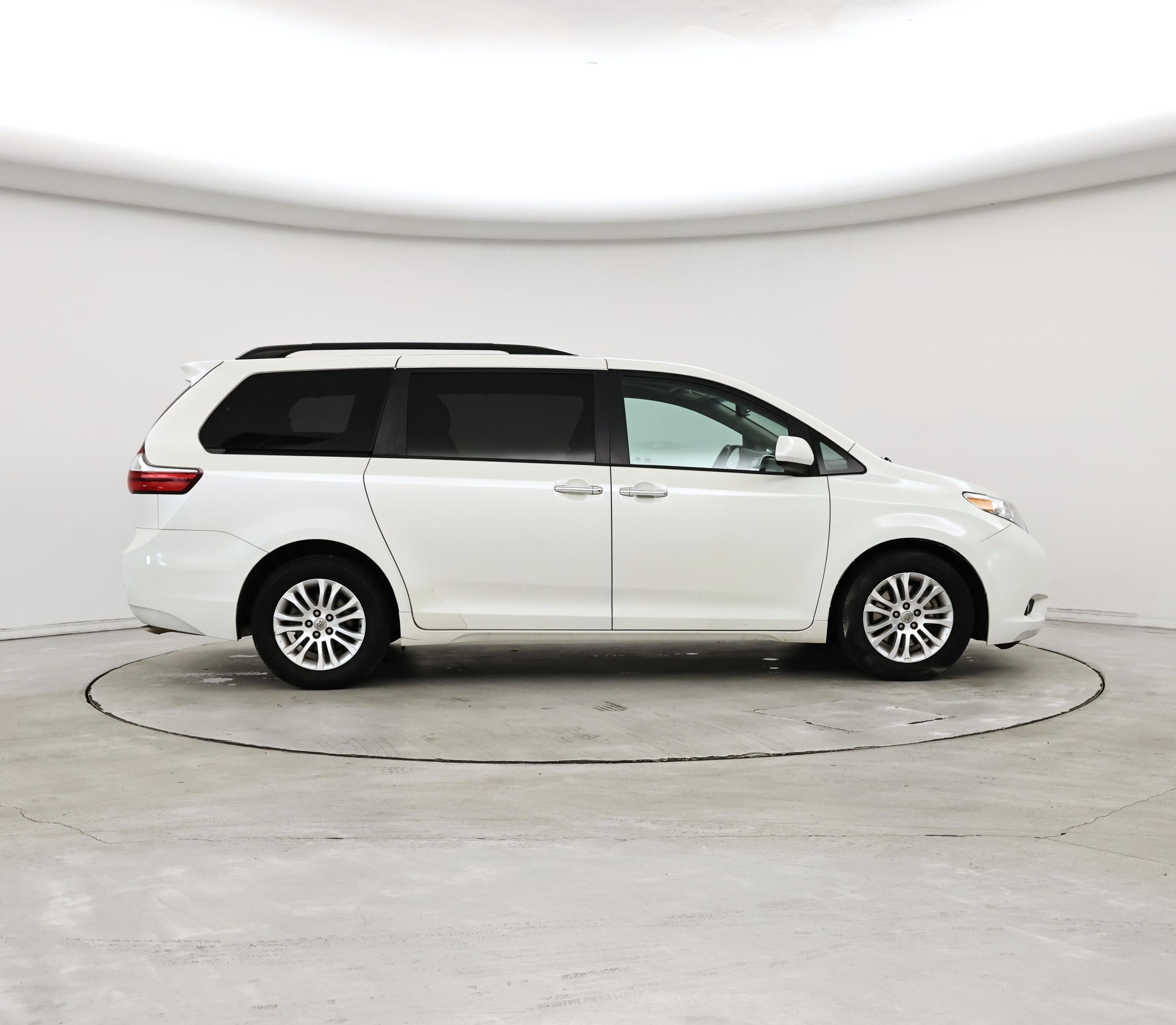 Thumbnail: 2016 Toyota Sienna - 7