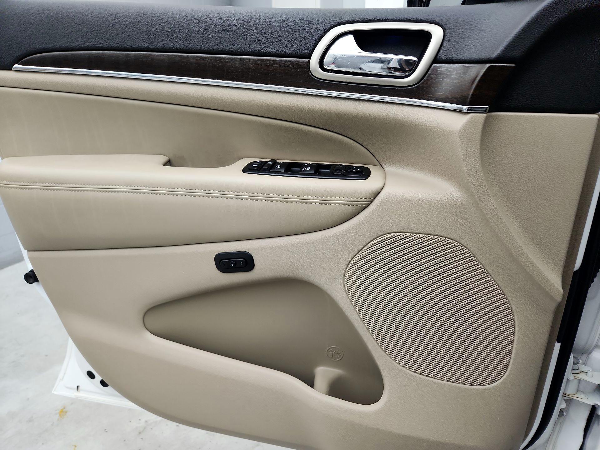 Thumbnail: 2015 Jeep Grand Cherokee - 12