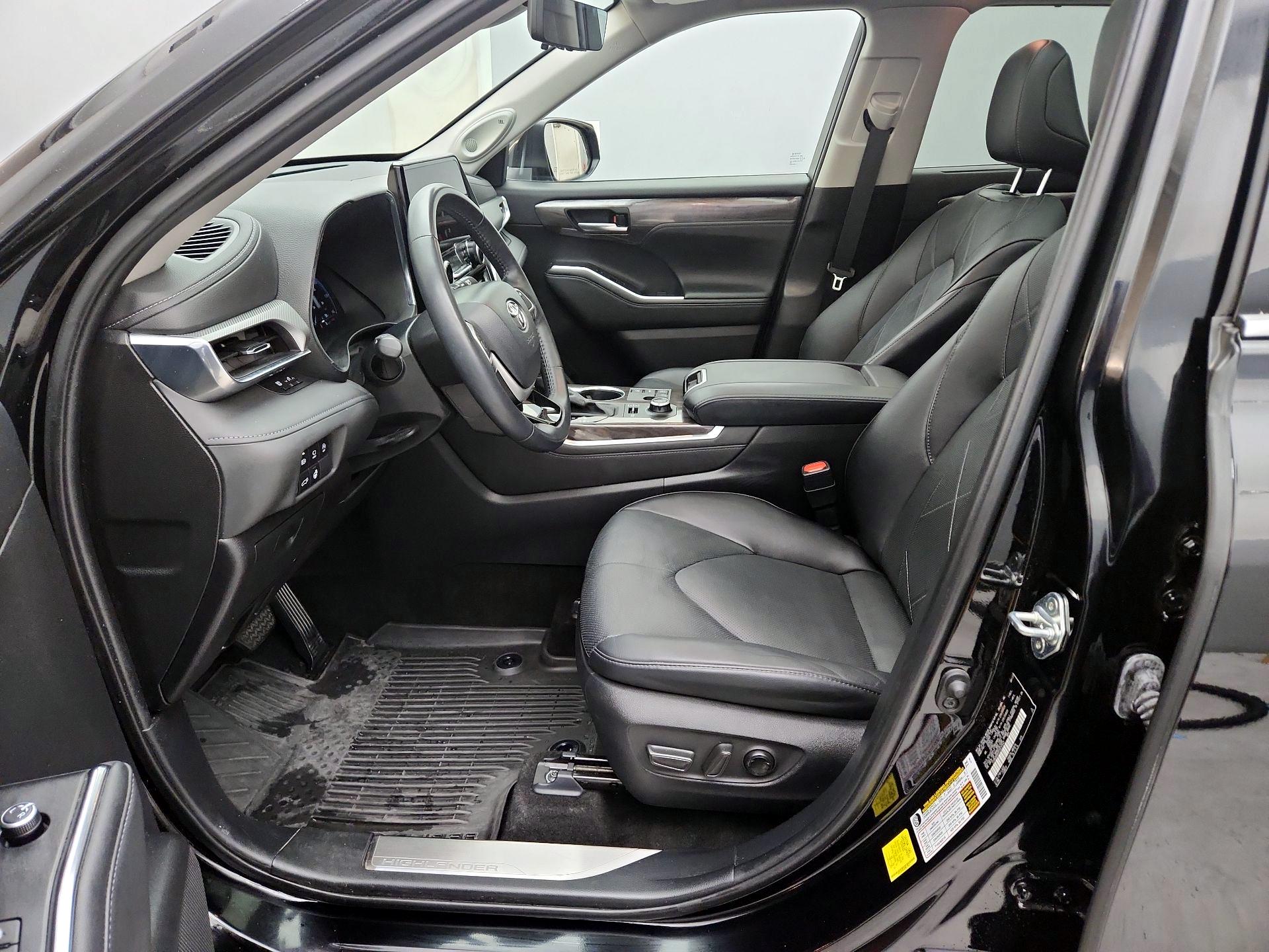 Thumbnail: 2023 Toyota Highlander - 11