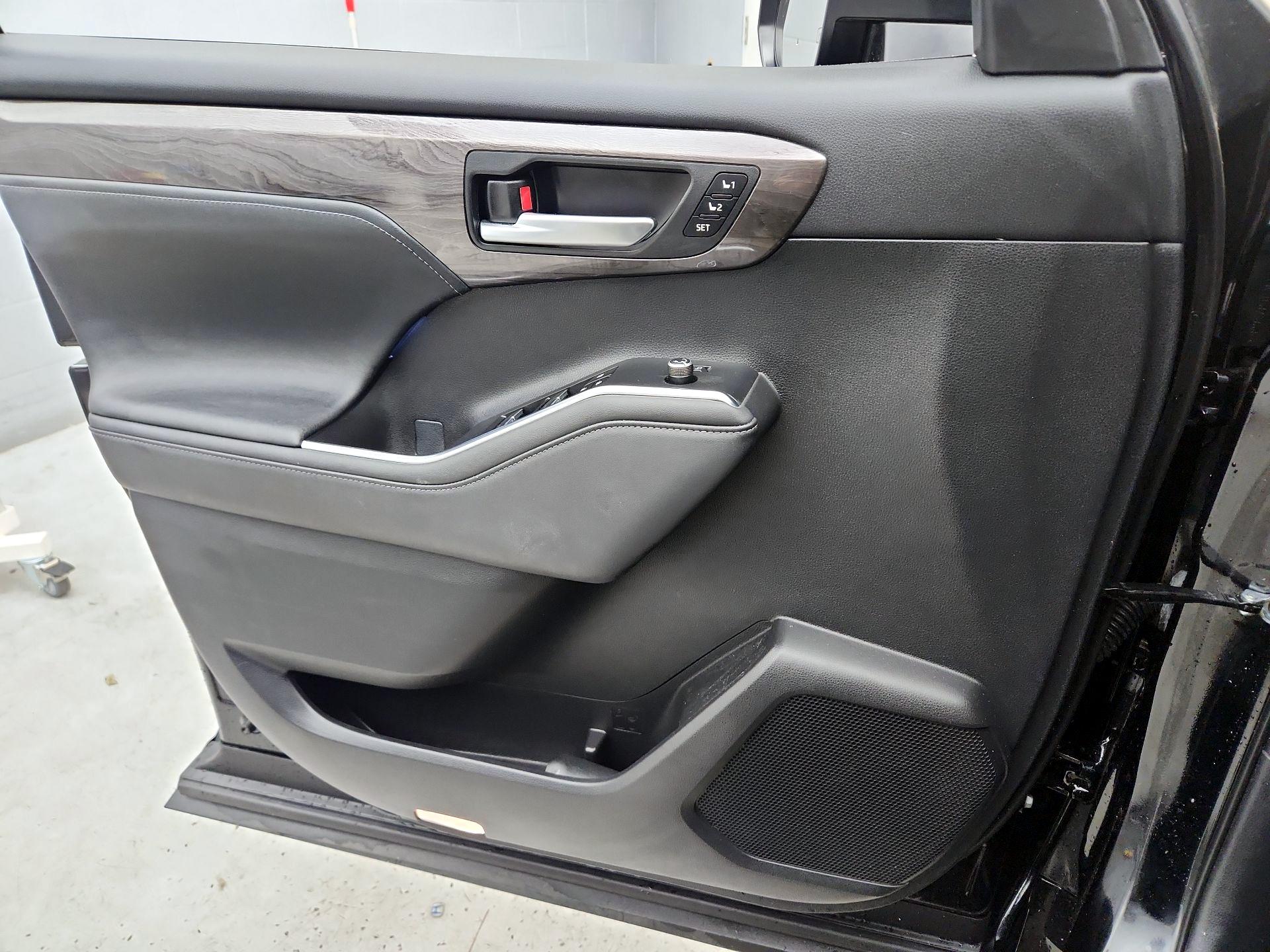 Thumbnail: 2023 Toyota Highlander - 12