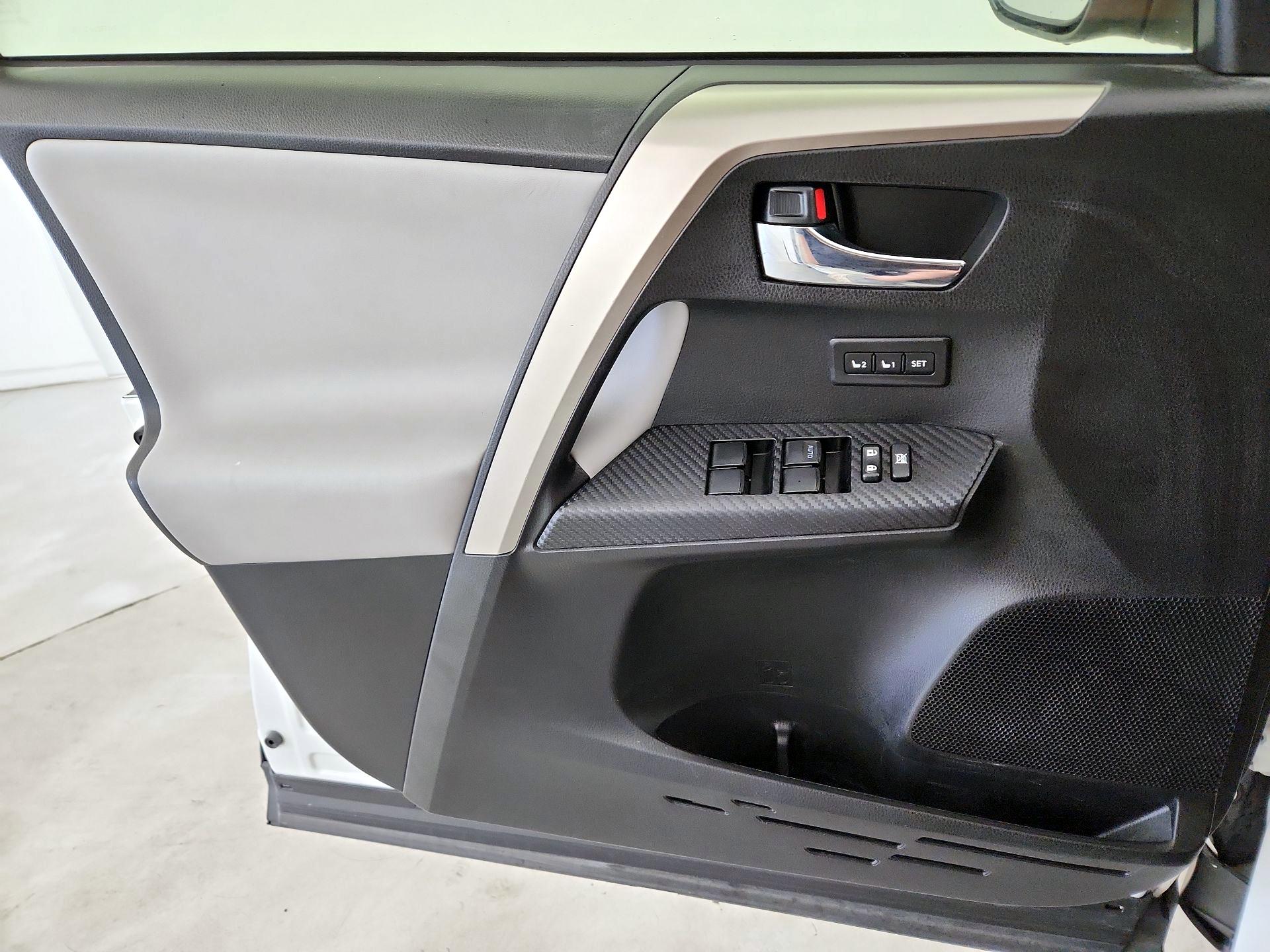 Thumbnail: 2015 Toyota RAV4 - 12