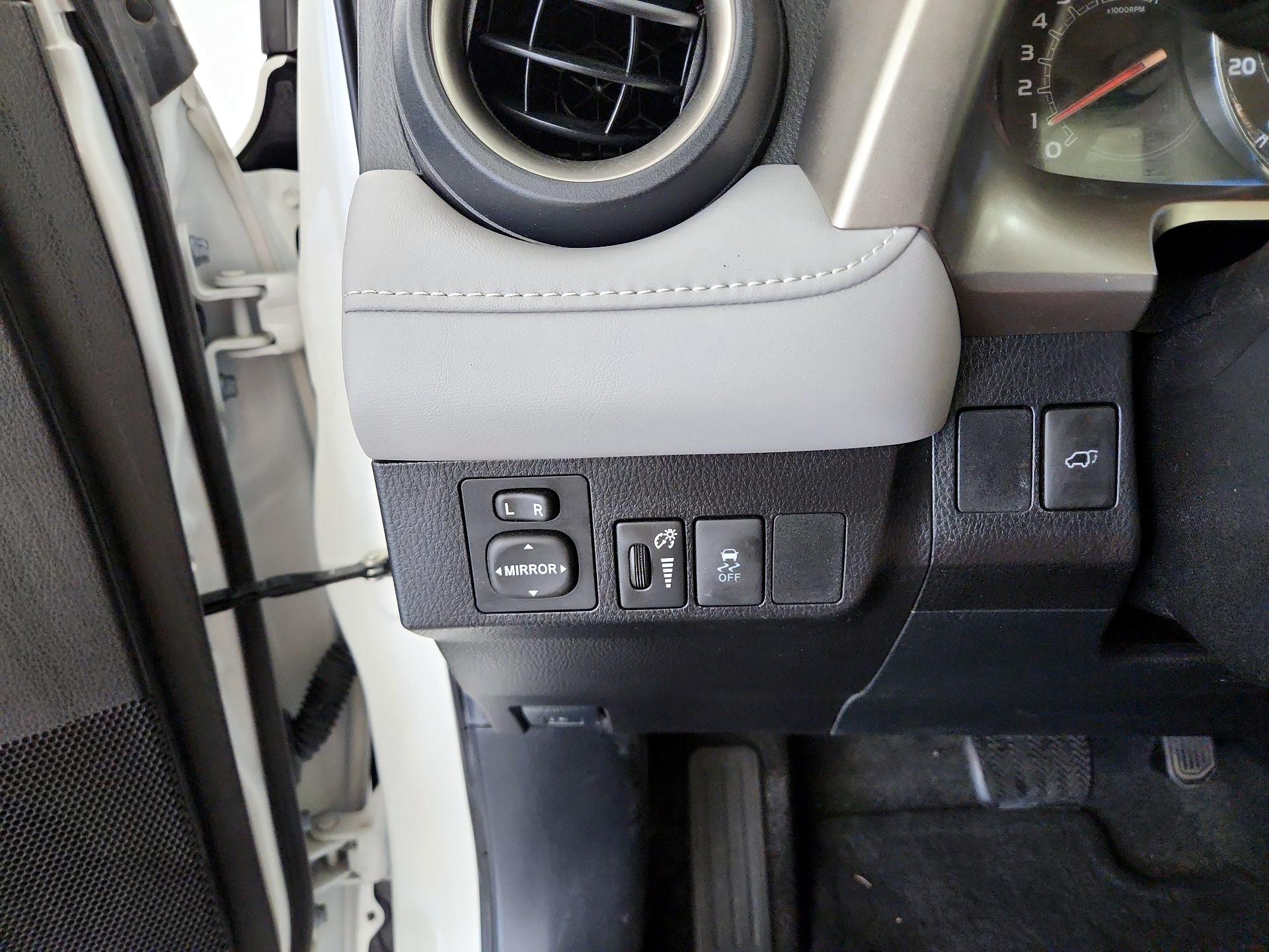 Thumbnail: 2015 Toyota RAV4 - 13