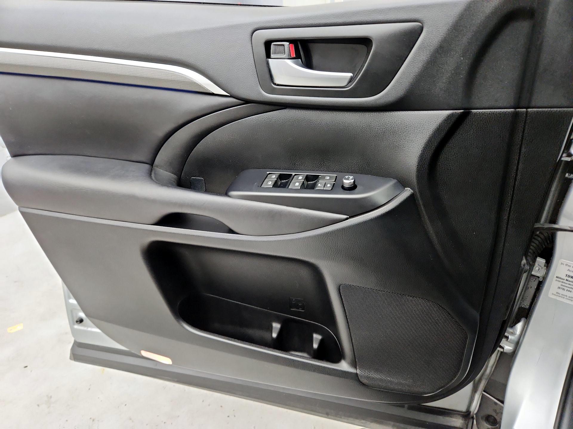 Thumbnail: 2019 Toyota Highlander - 12