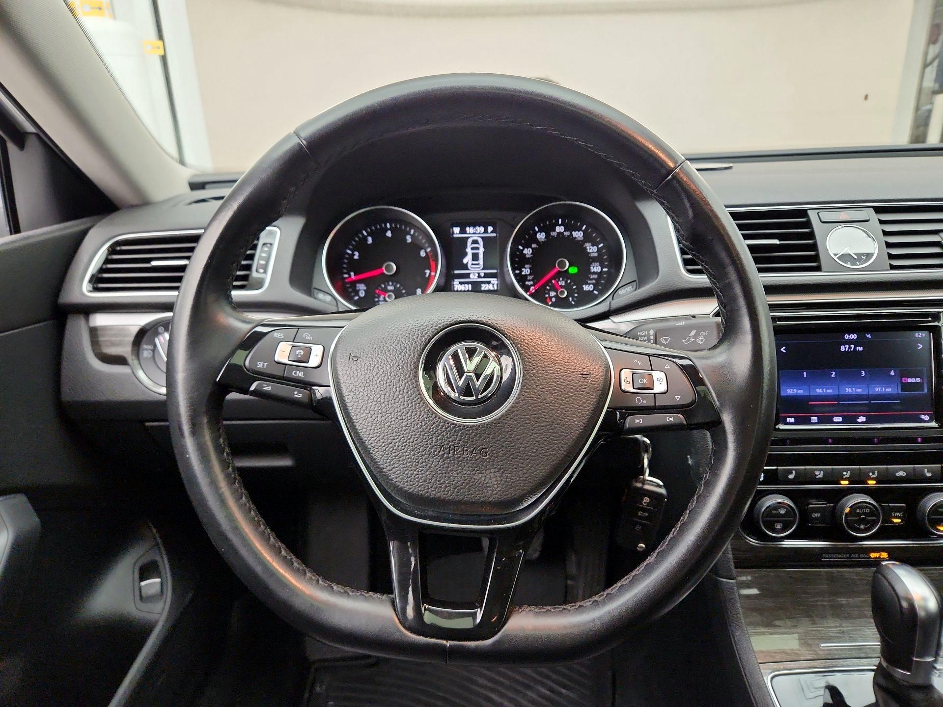 Thumbnail: 2016 Volkswagen Passat - 10