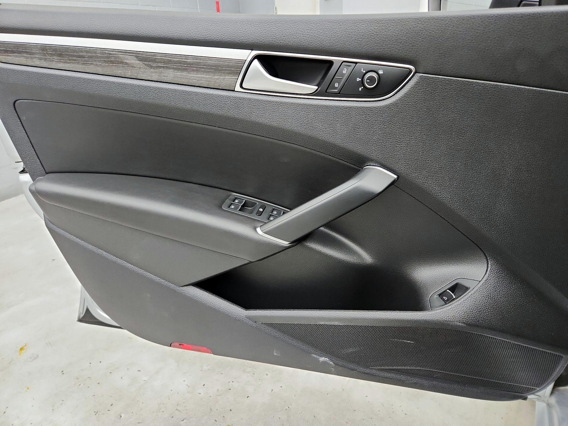 Thumbnail: 2016 Volkswagen Passat - 12