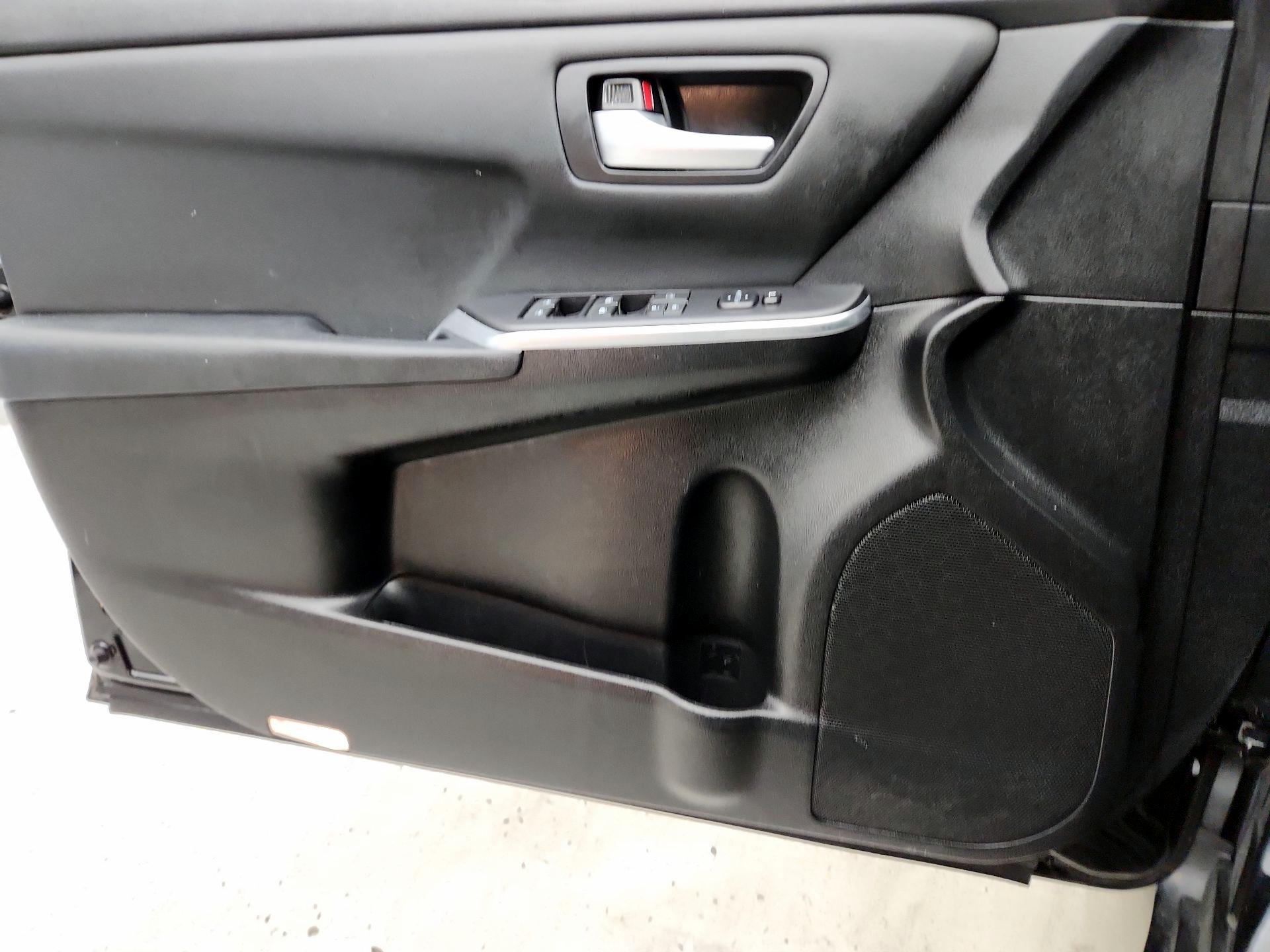 Thumbnail: 2015 Toyota Camry - 12