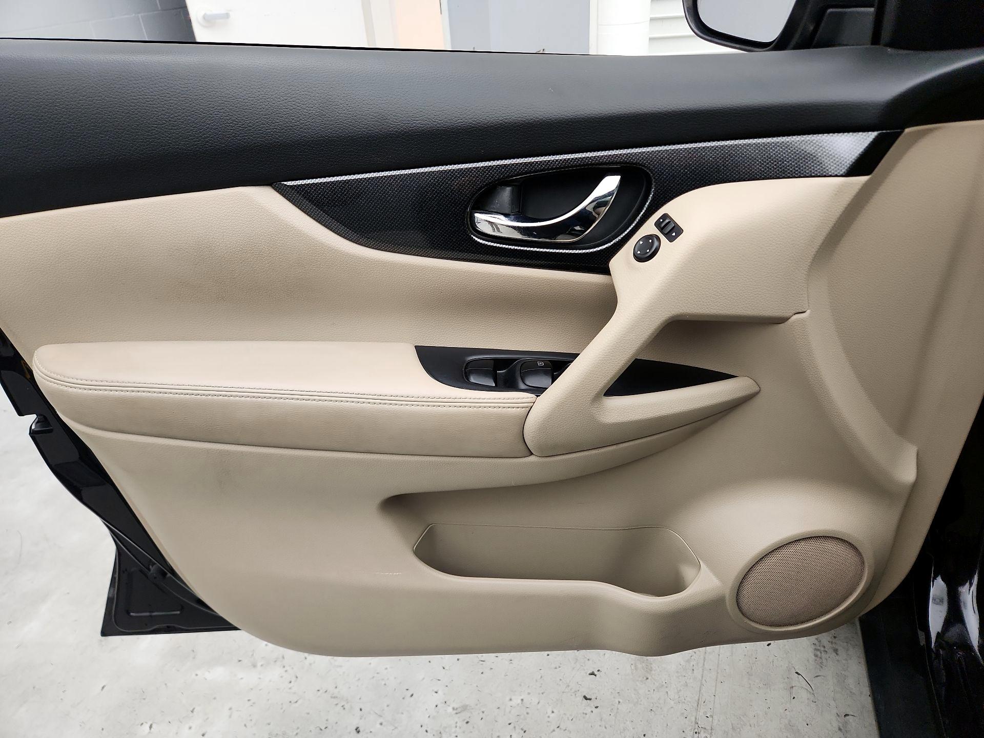 Thumbnail: 2015 Nissan Rogue - 12