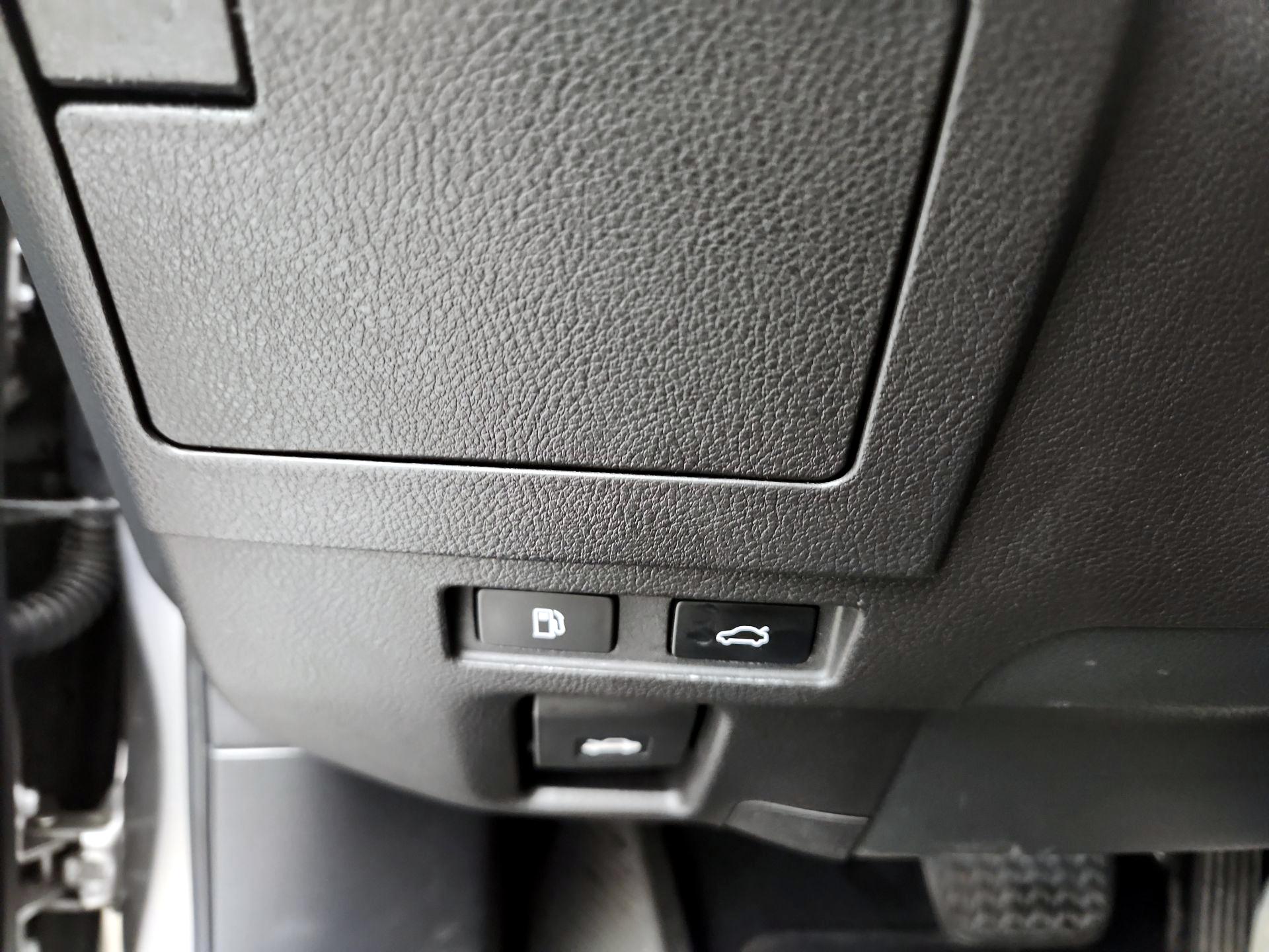 Thumbnail: 2020 Lexus ES - 13