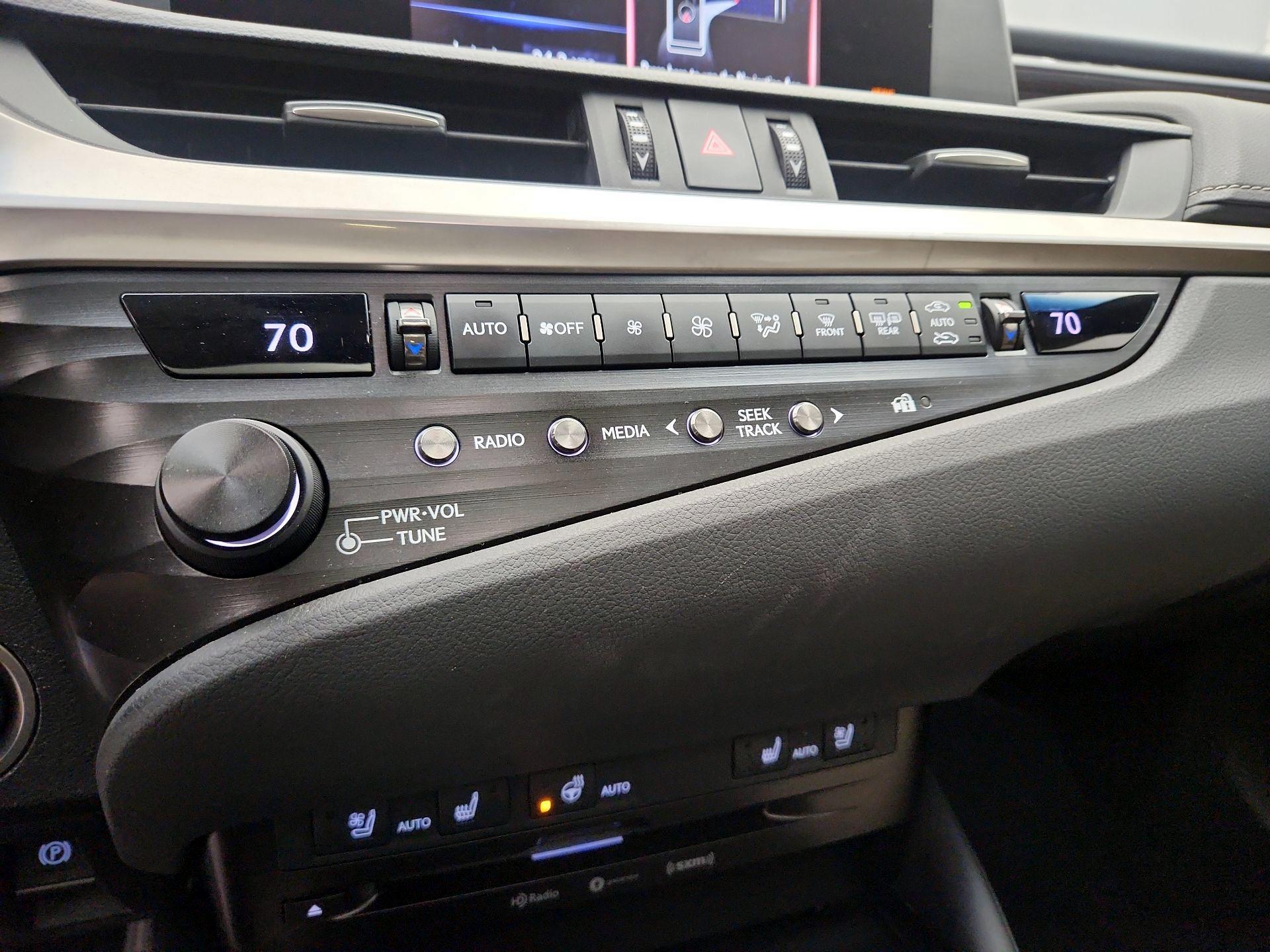 Thumbnail: 2020 Lexus ES - 16