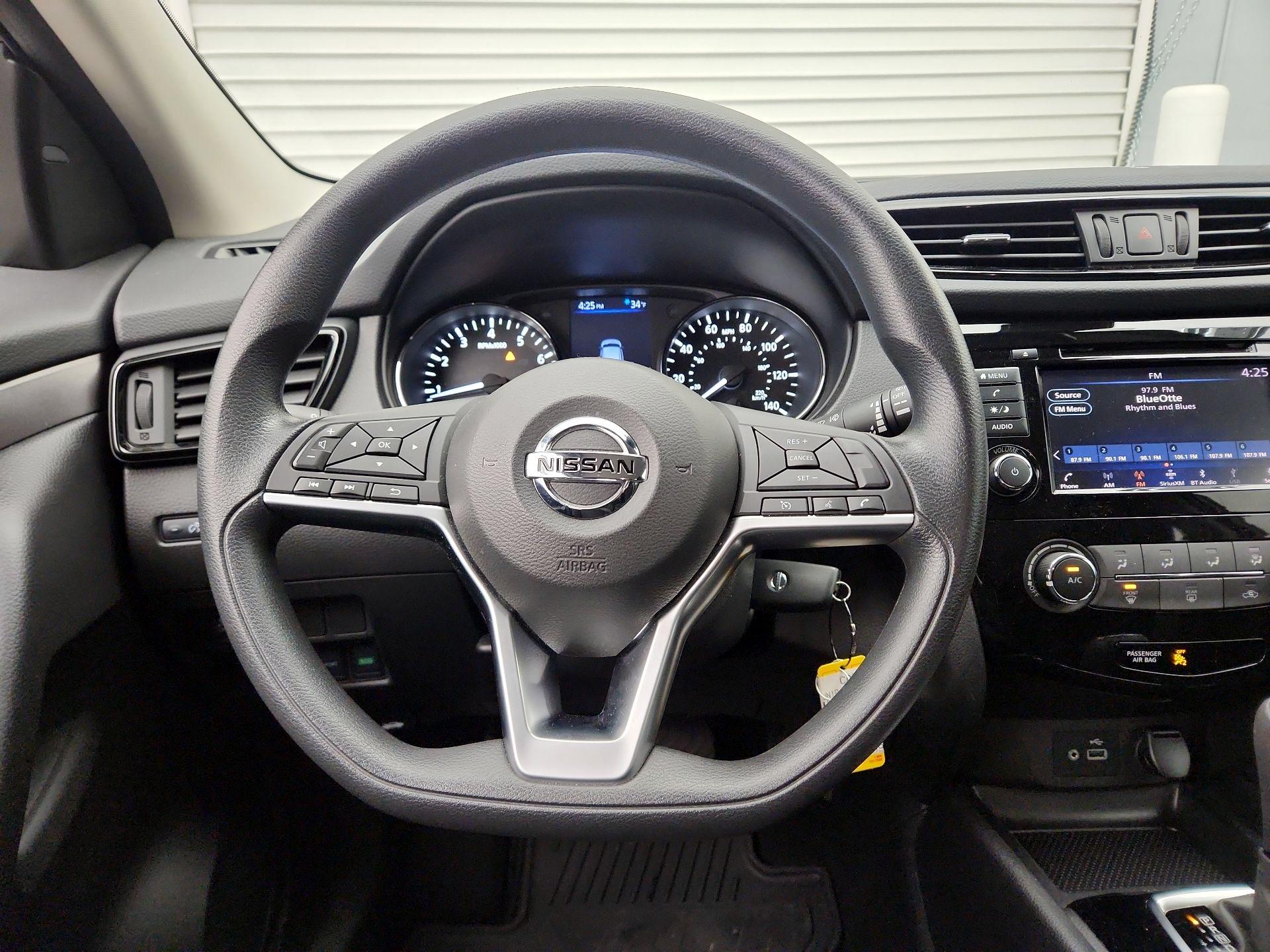 Thumbnail: 2020 Nissan Rogue Sport - 10