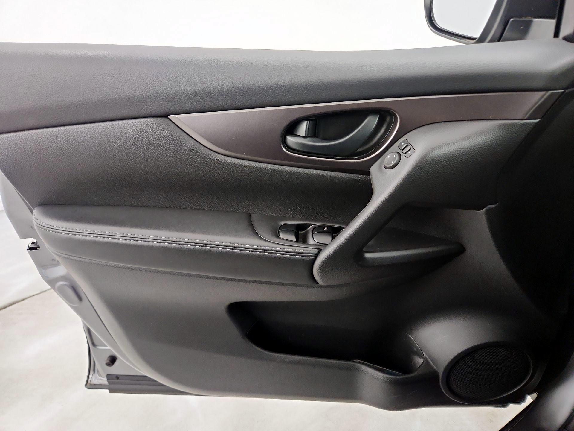 Thumbnail: 2020 Nissan Rogue Sport - 12