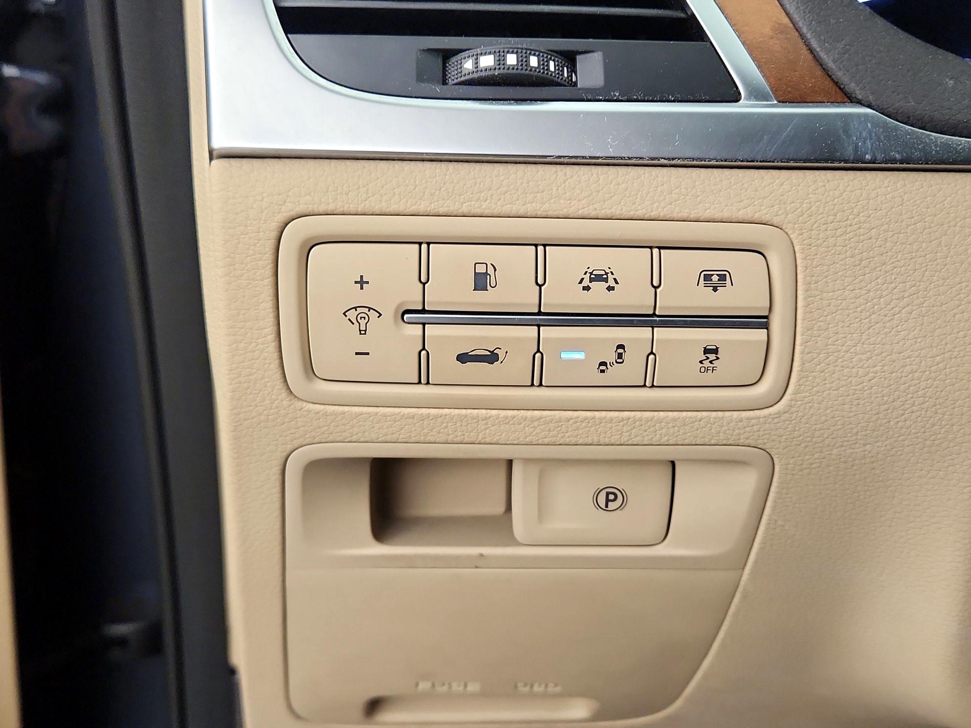 Thumbnail: 2017 Genesis G80 - 13