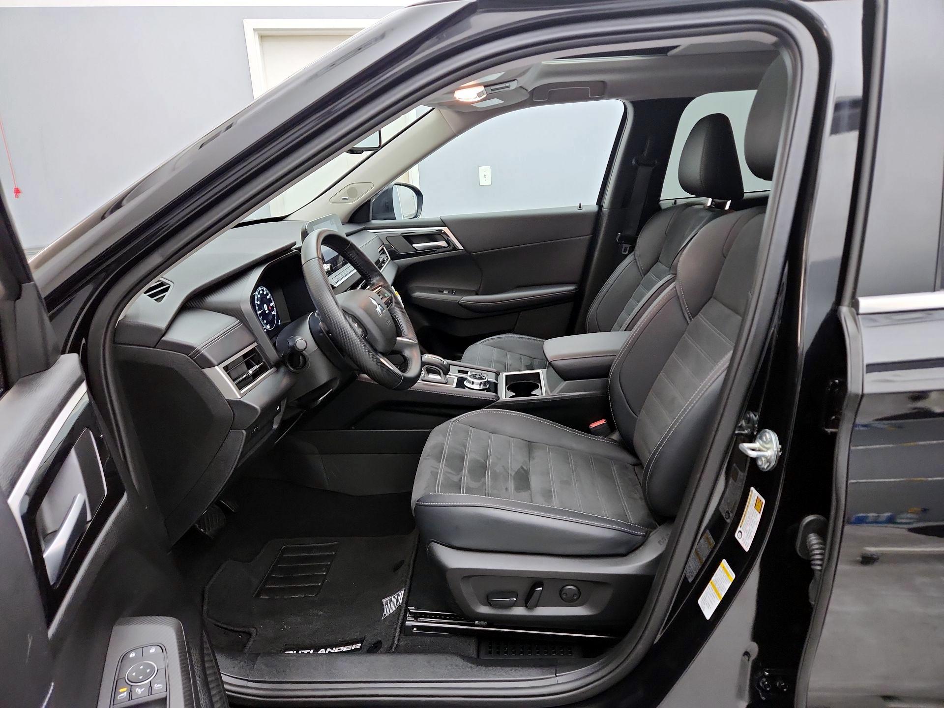 Thumbnail: 2024 Mitsubishi Outlander - 11