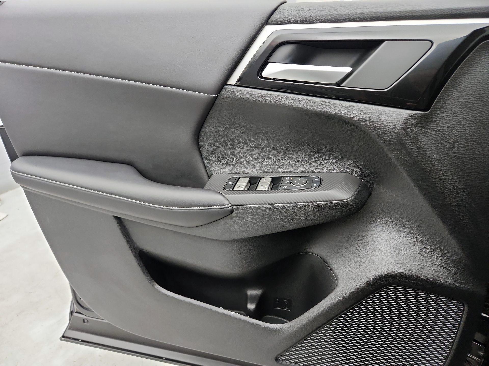 Thumbnail: 2024 Mitsubishi Outlander - 12