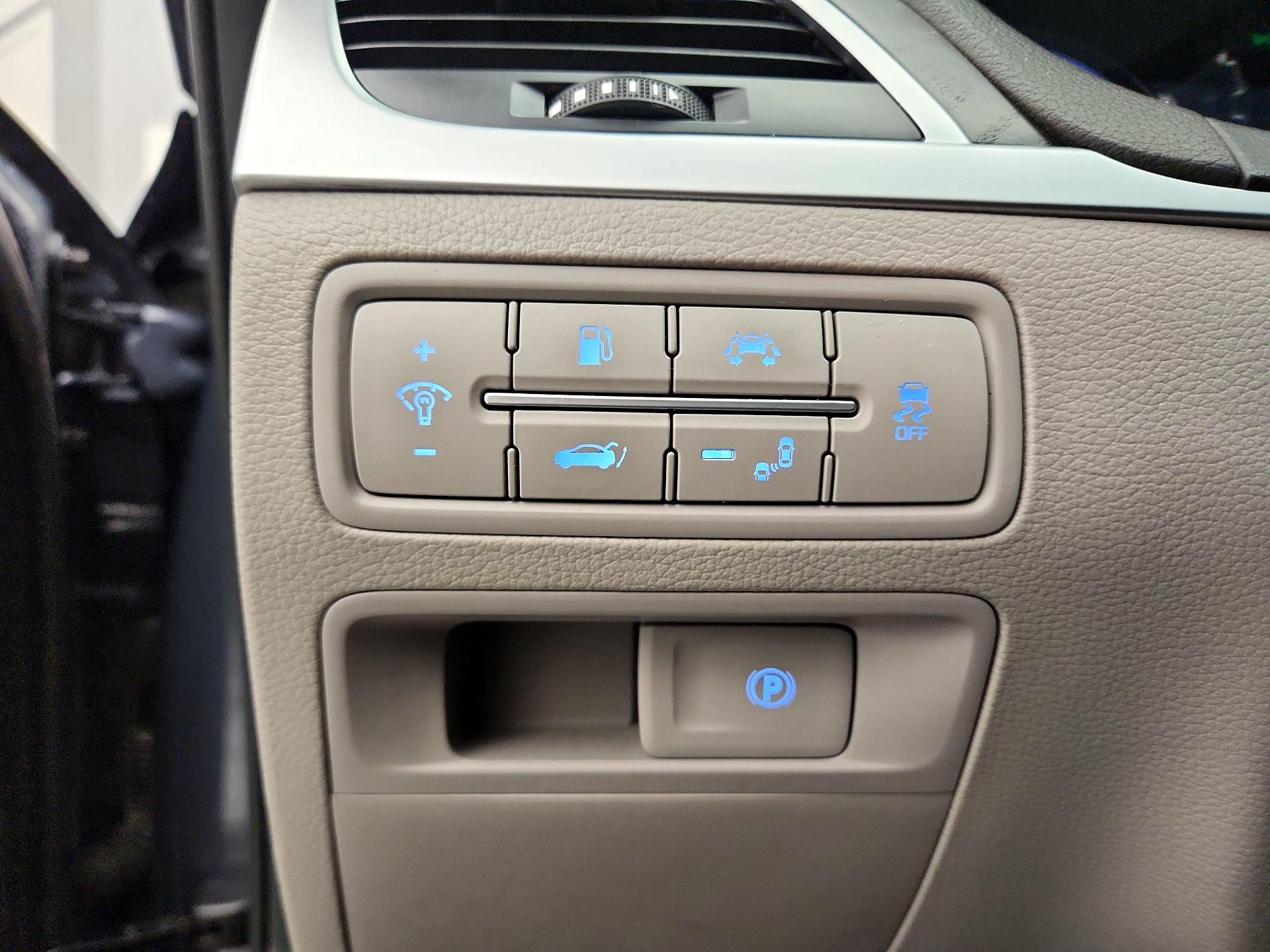 Thumbnail: 2017 Genesis G80 - 13