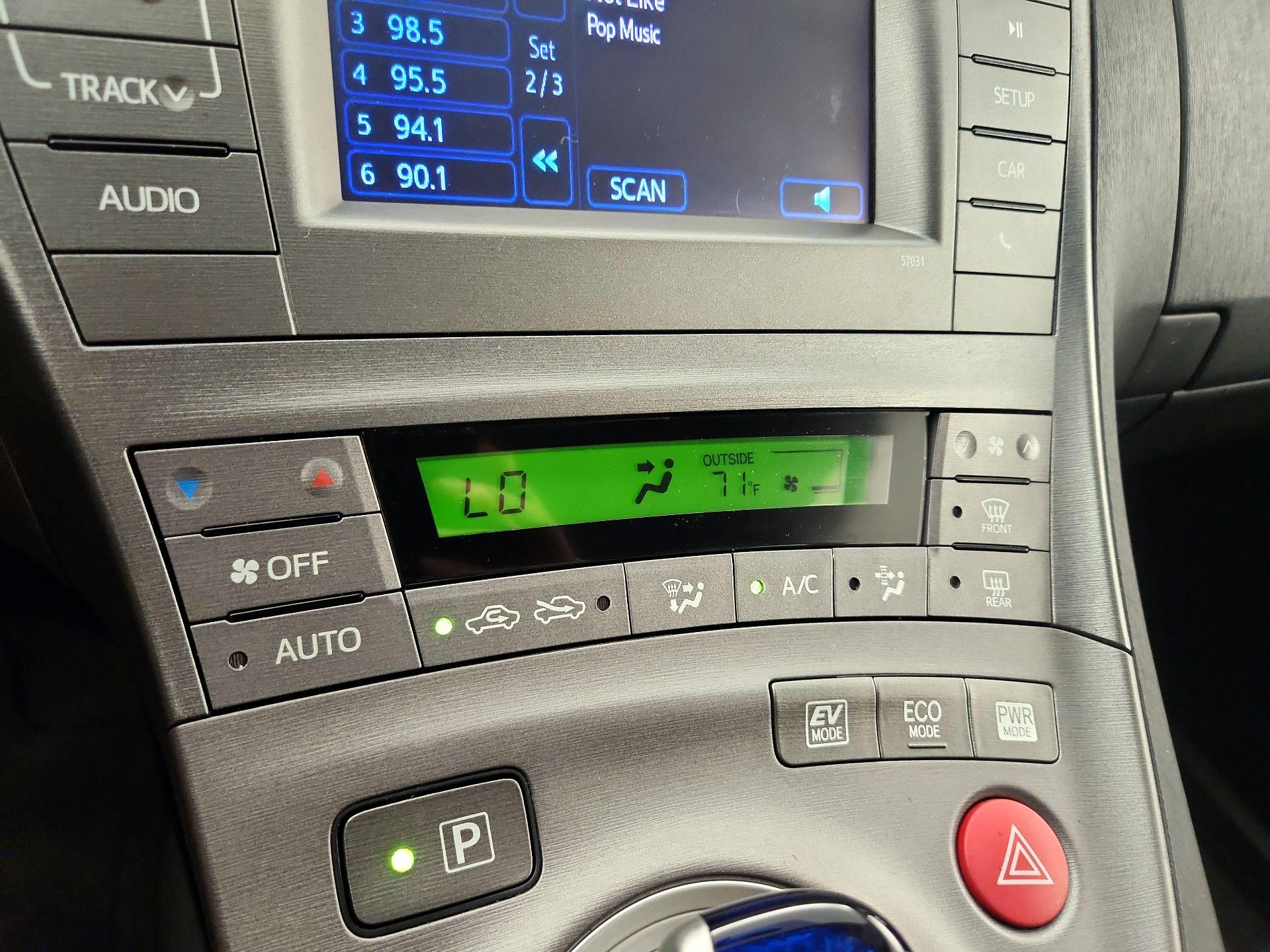 Thumbnail: 2015 Toyota Prius - 16