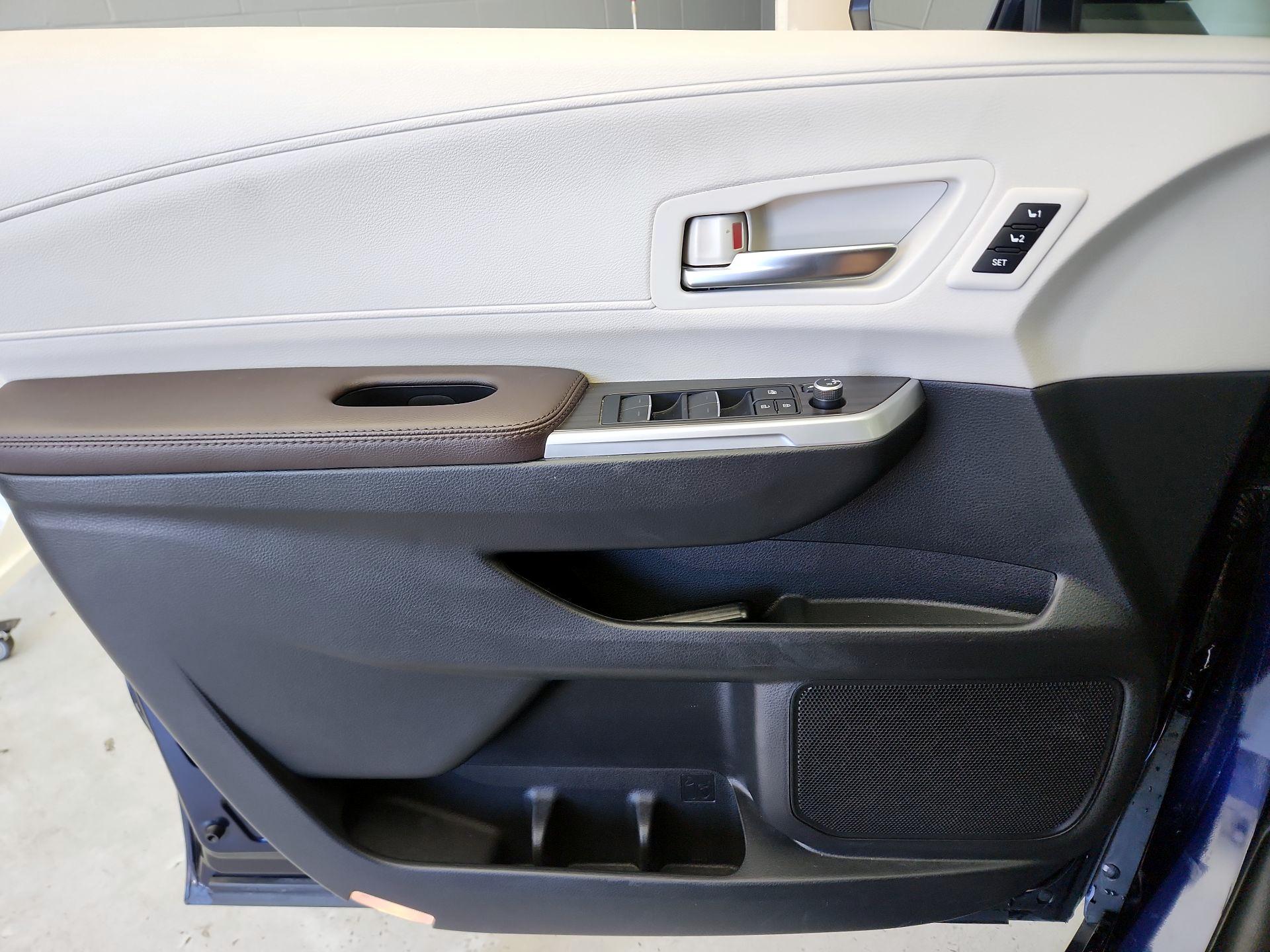 Thumbnail: 2023 Toyota Sienna - 12